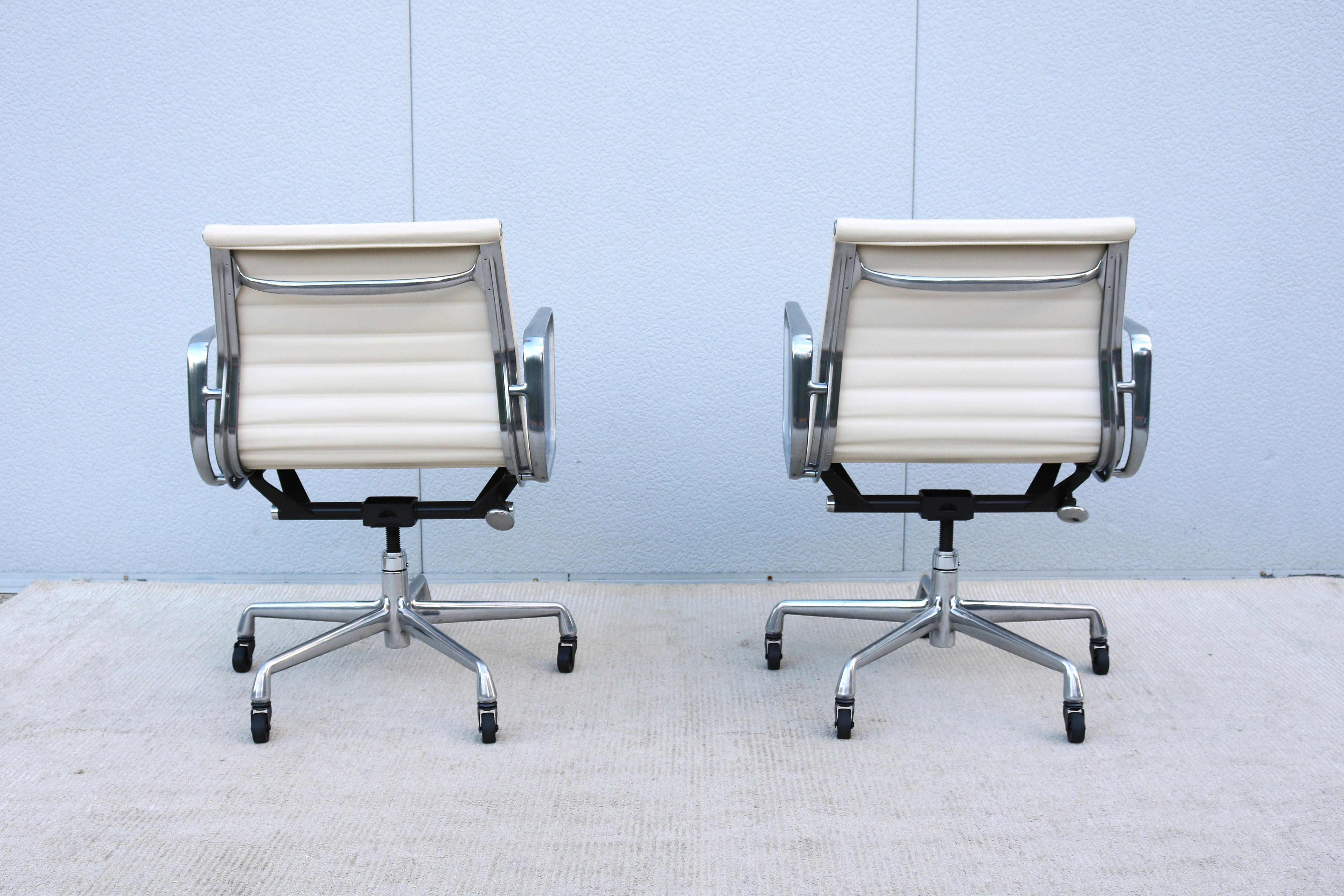 Chaise de gestion de groupe en aluminium Eames d'Herman Miller du milieu du siècle, en cuir blanc en vente 6