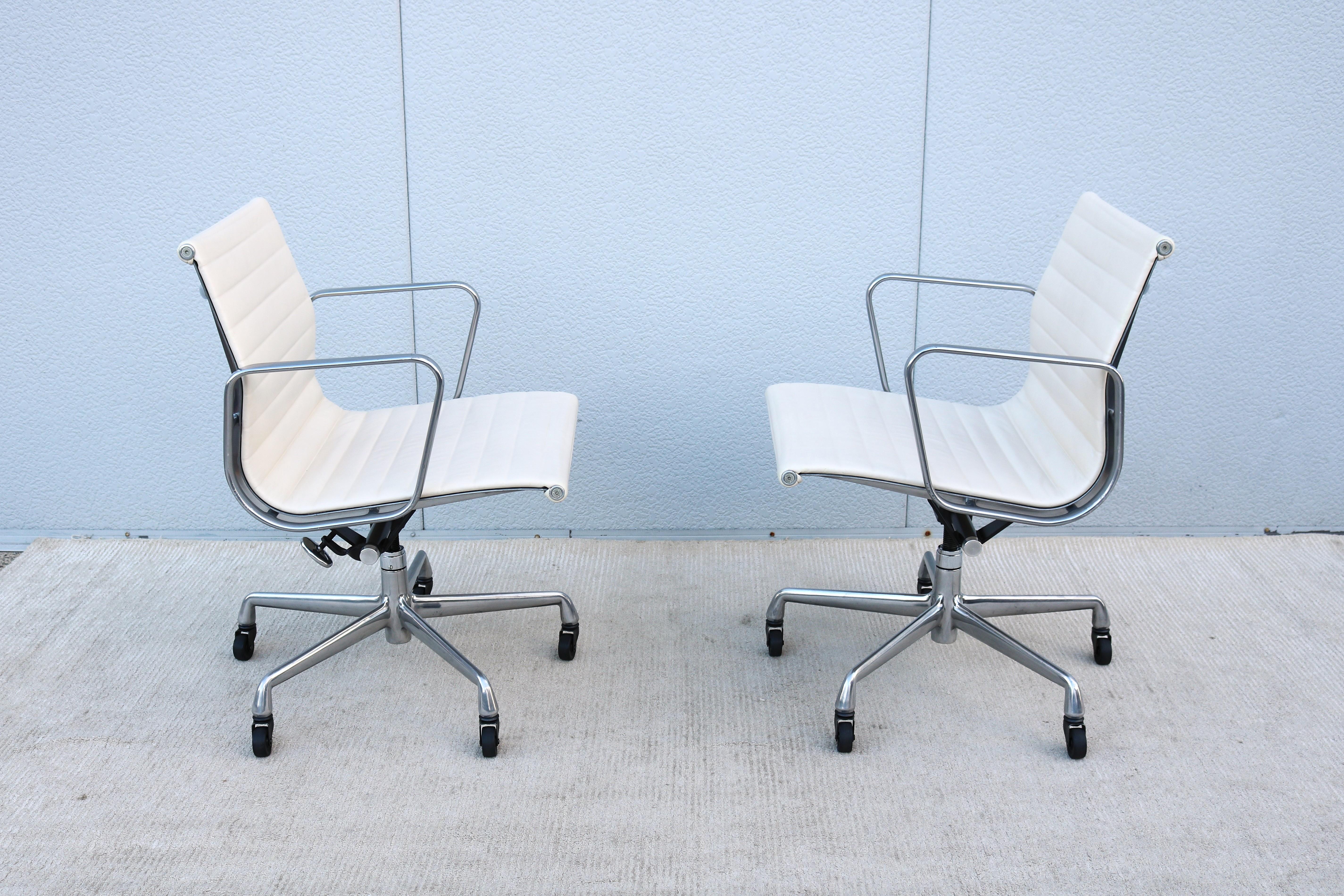 Chaise de gestion de groupe en aluminium Eames d'Herman Miller du milieu du siècle, en cuir blanc en vente 7