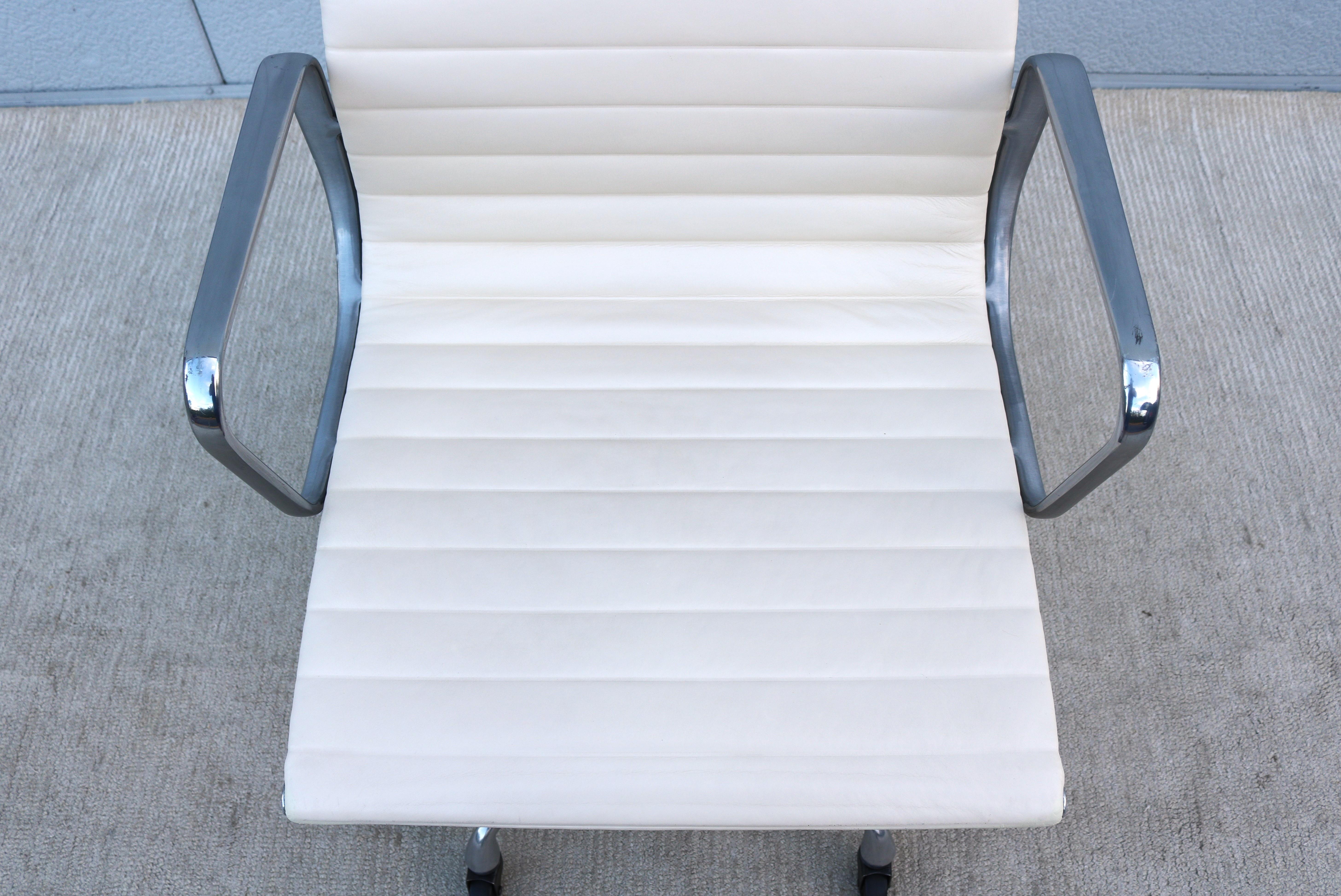 Chaise de gestion de groupe en aluminium Eames d'Herman Miller du milieu du siècle, en cuir blanc en vente 8