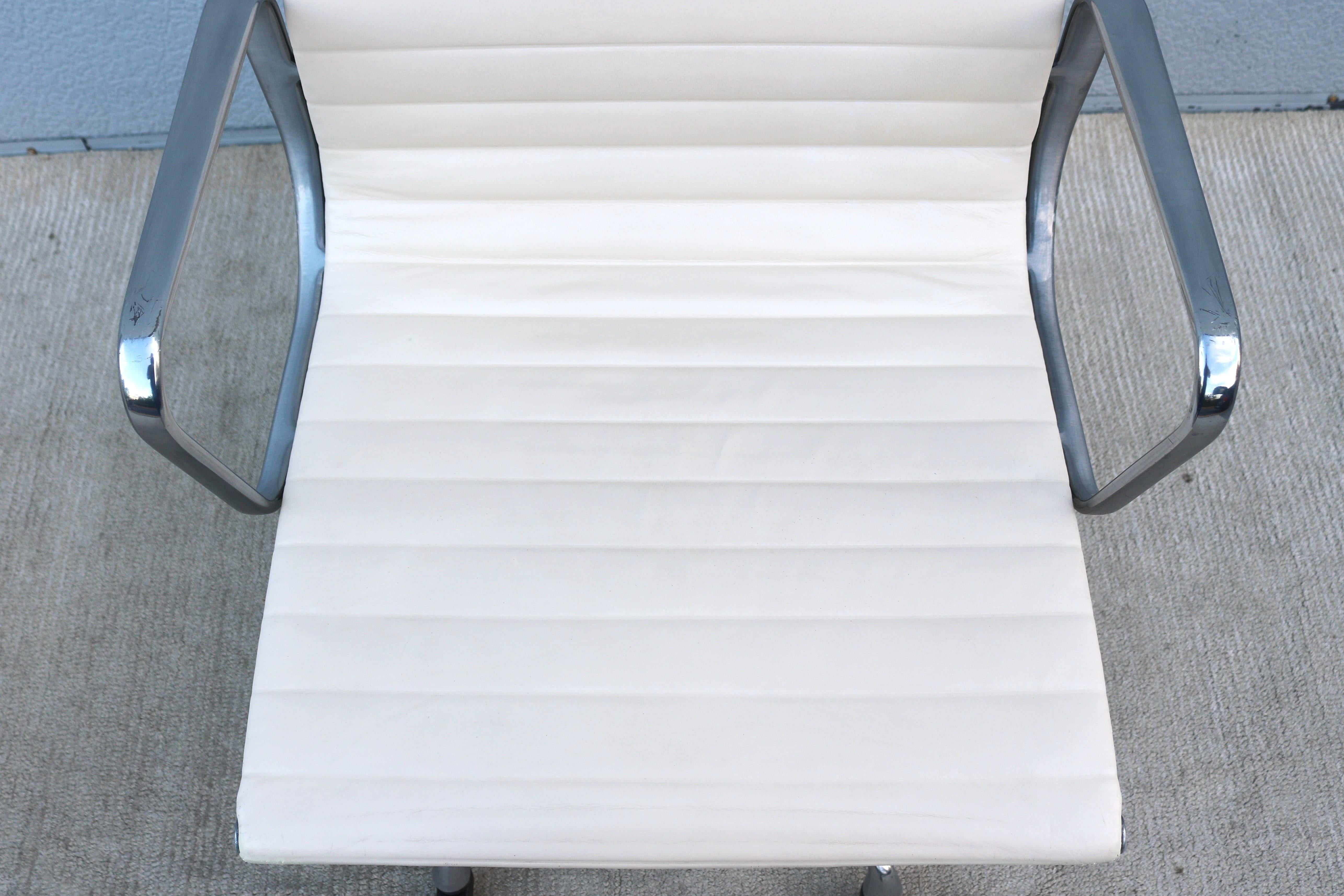 Chaise de gestion de groupe en aluminium Eames d'Herman Miller du milieu du siècle, en cuir blanc en vente 9