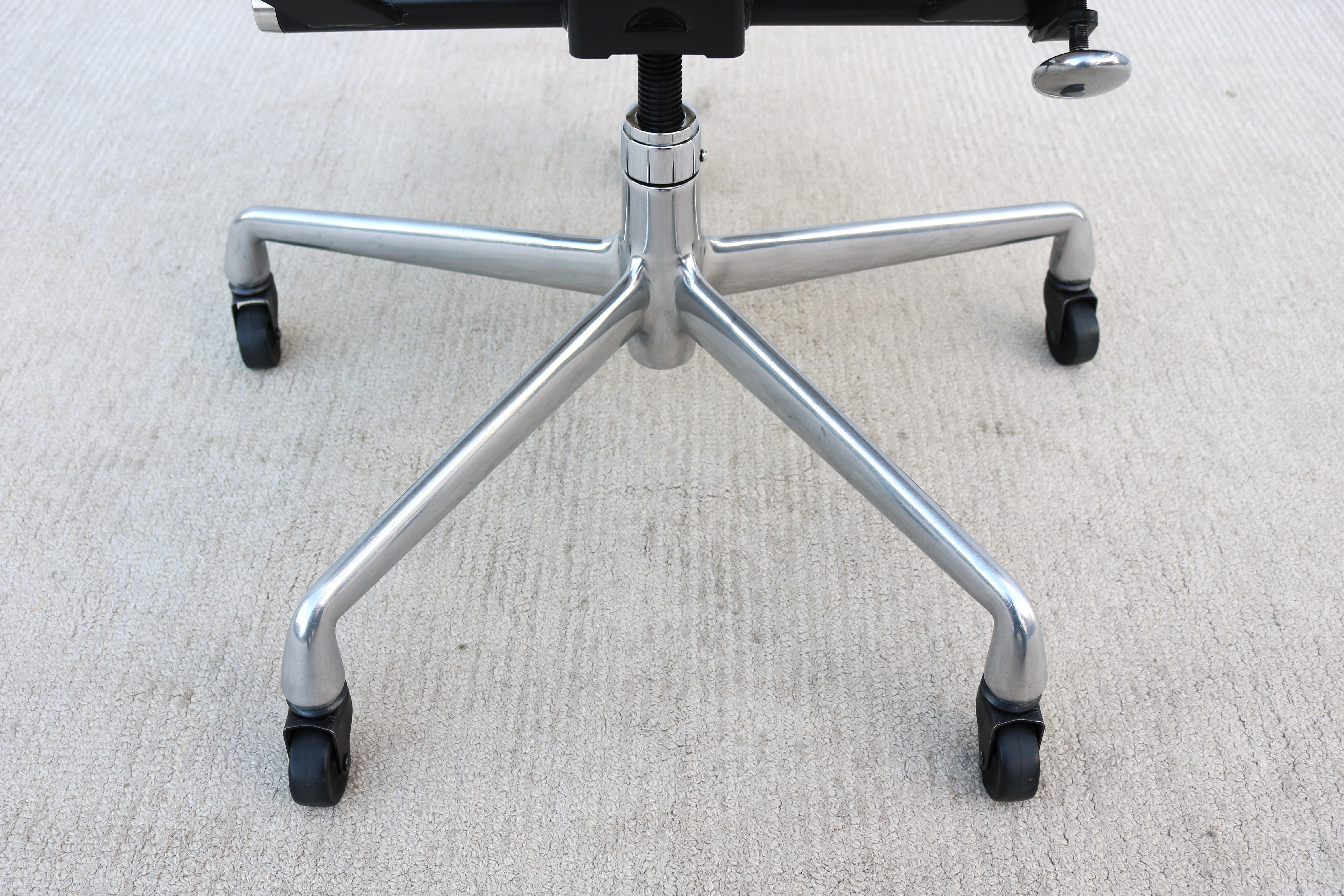 Chaise de gestion de groupe en aluminium Eames d'Herman Miller du milieu du siècle, en cuir blanc en vente 10