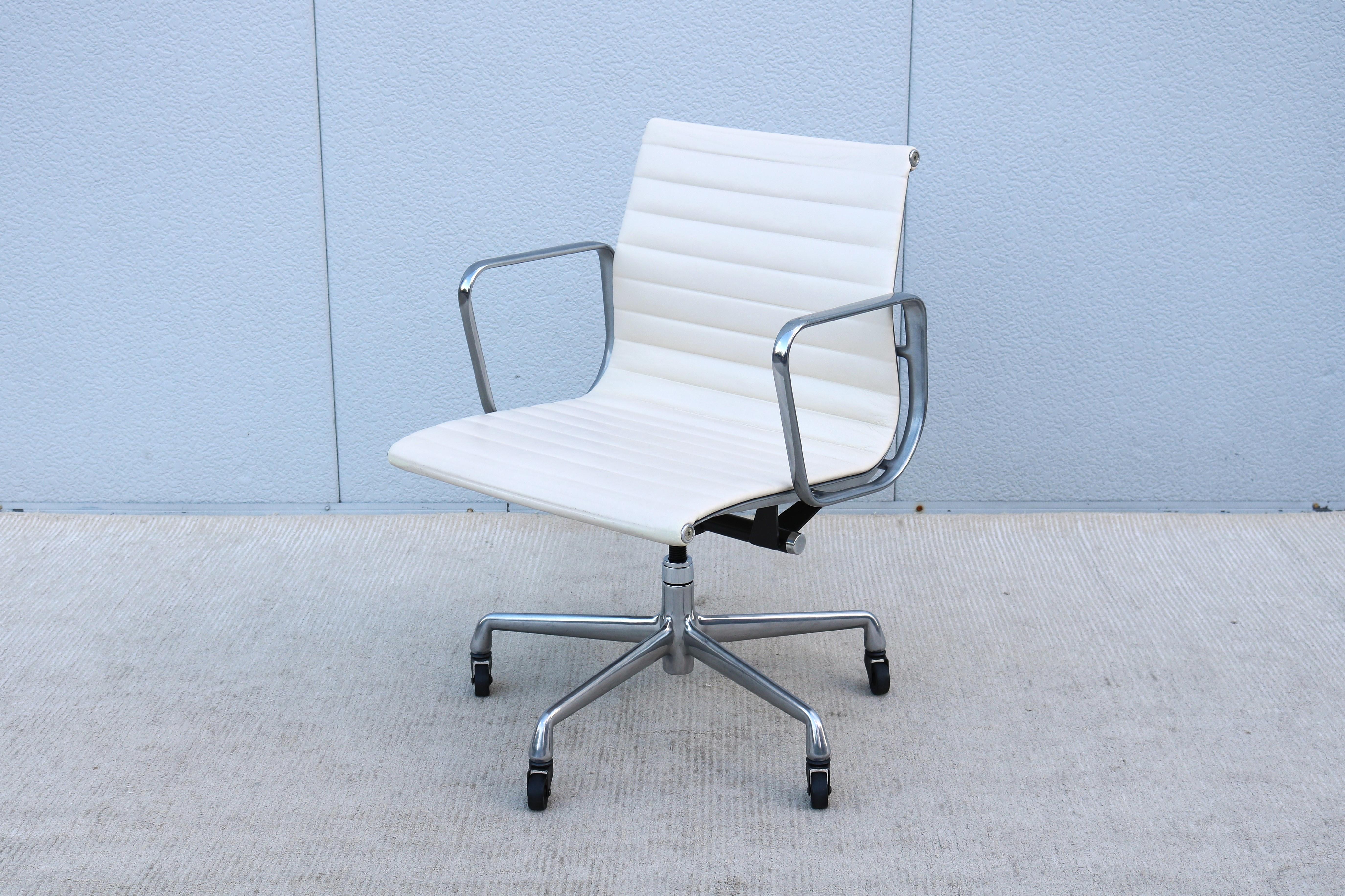 Superbe chaise Eames en aluminium, authentiquement moderne, datant du milieu du siècle.
Un design intemporel, classique et contemporain, avec des caractéristiques de confort innovantes.
L'une des chaises les plus populaires d'Herman Miller a été