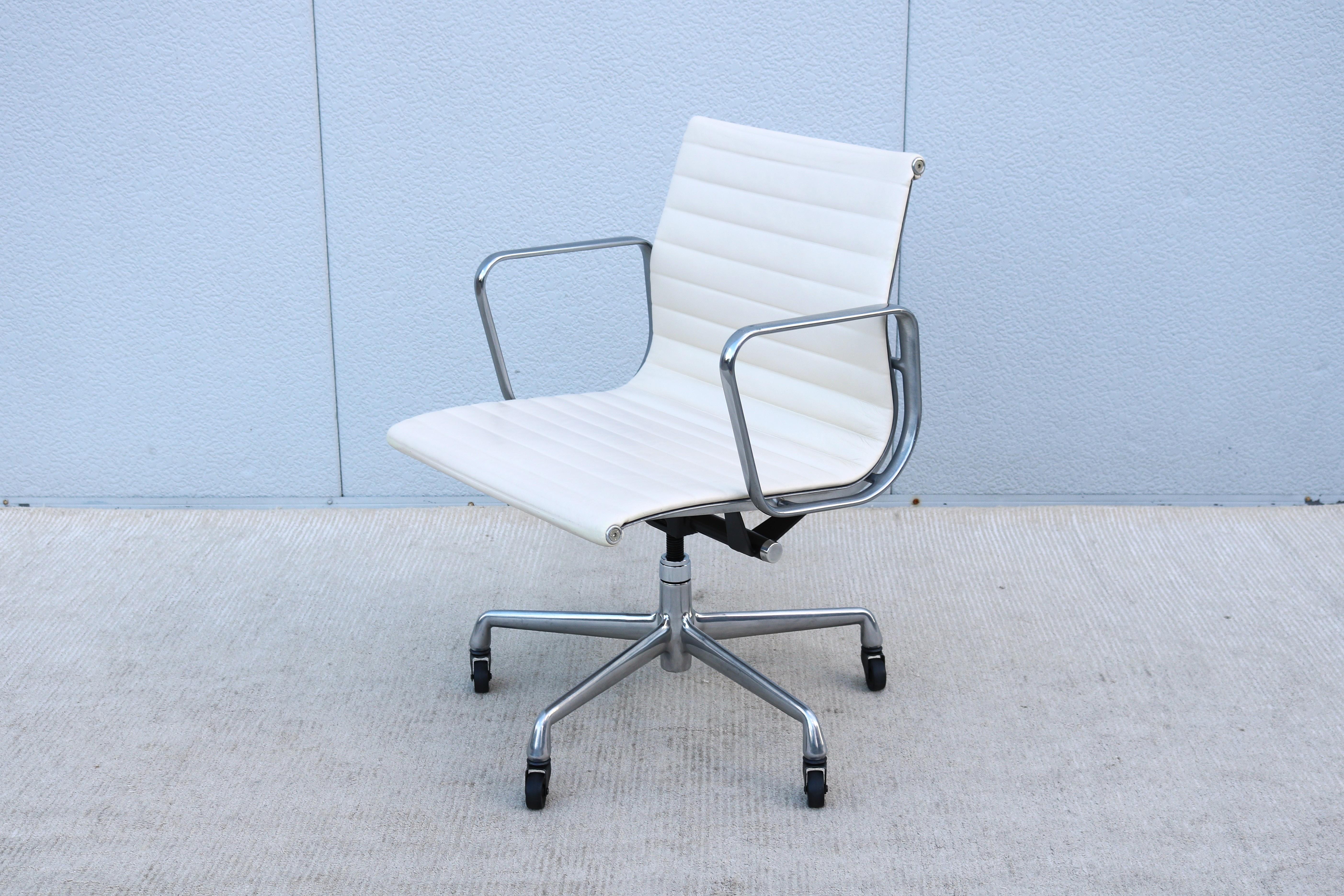 Mid-Century Modern Chaise de gestion de groupe en aluminium Eames d'Herman Miller du milieu du siècle, en cuir blanc en vente