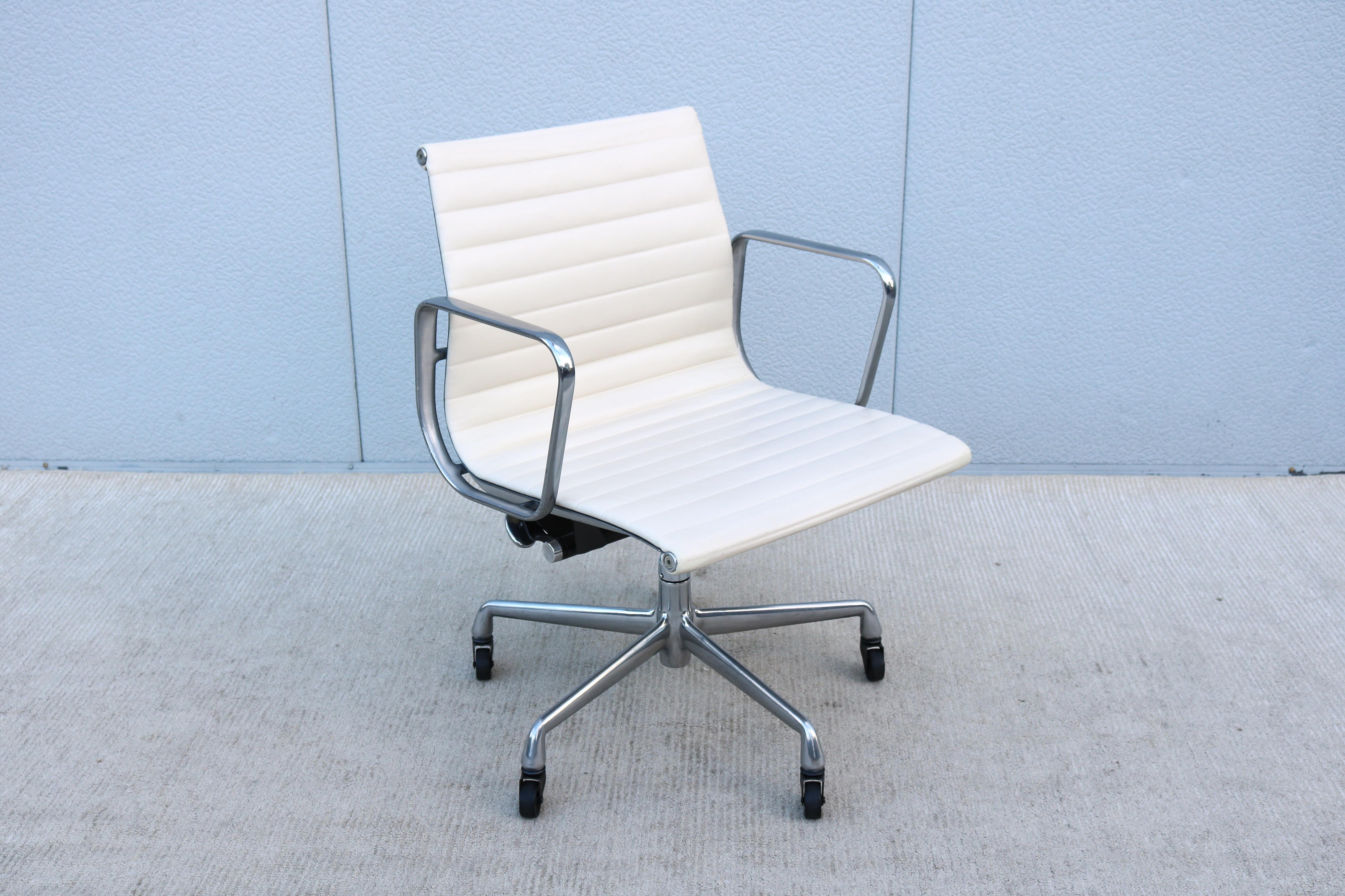 Américain Chaise de gestion de groupe en aluminium Eames d'Herman Miller du milieu du siècle, en cuir blanc en vente