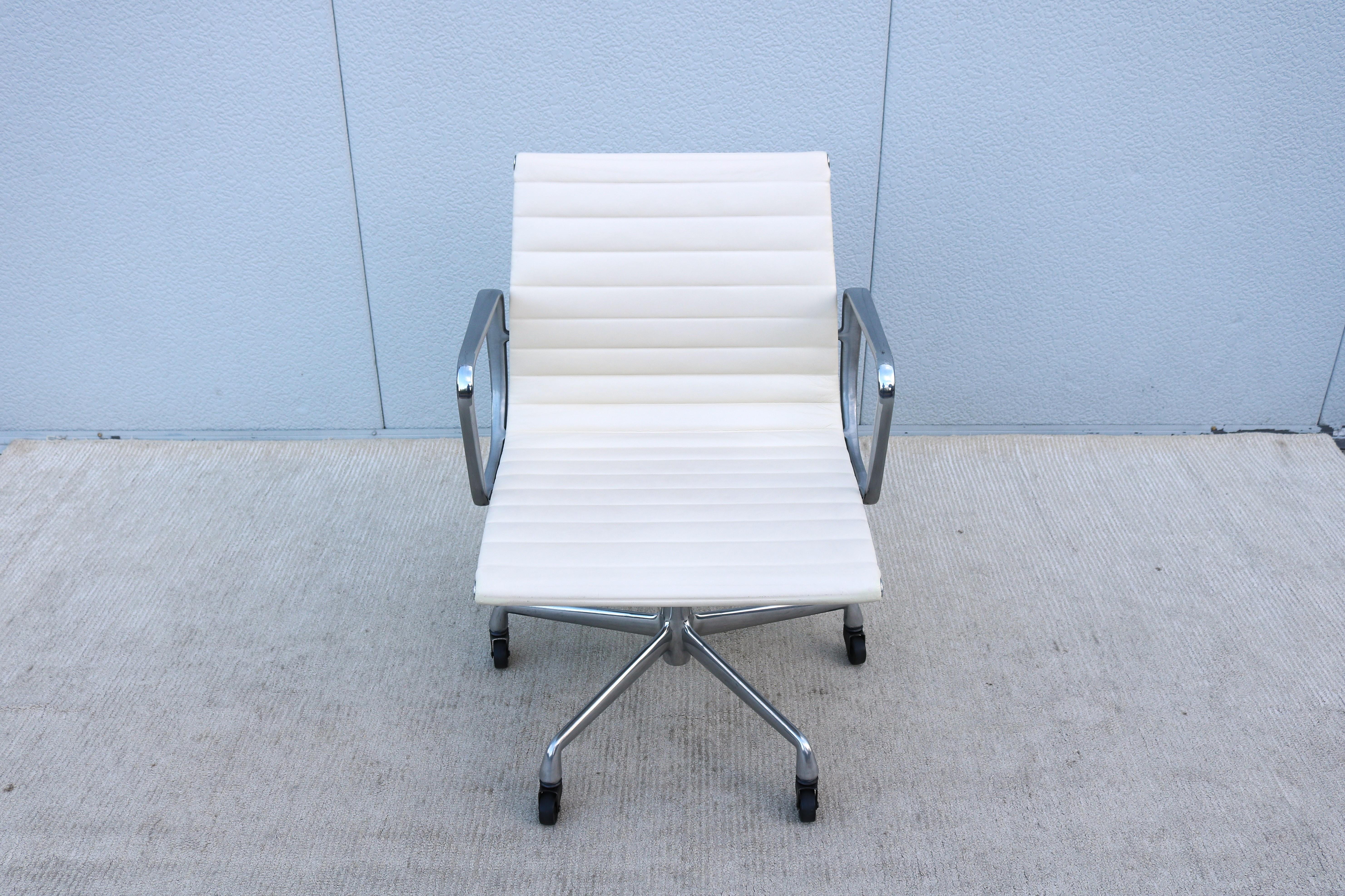 Poli Chaise de gestion de groupe en aluminium Eames d'Herman Miller du milieu du siècle, en cuir blanc en vente