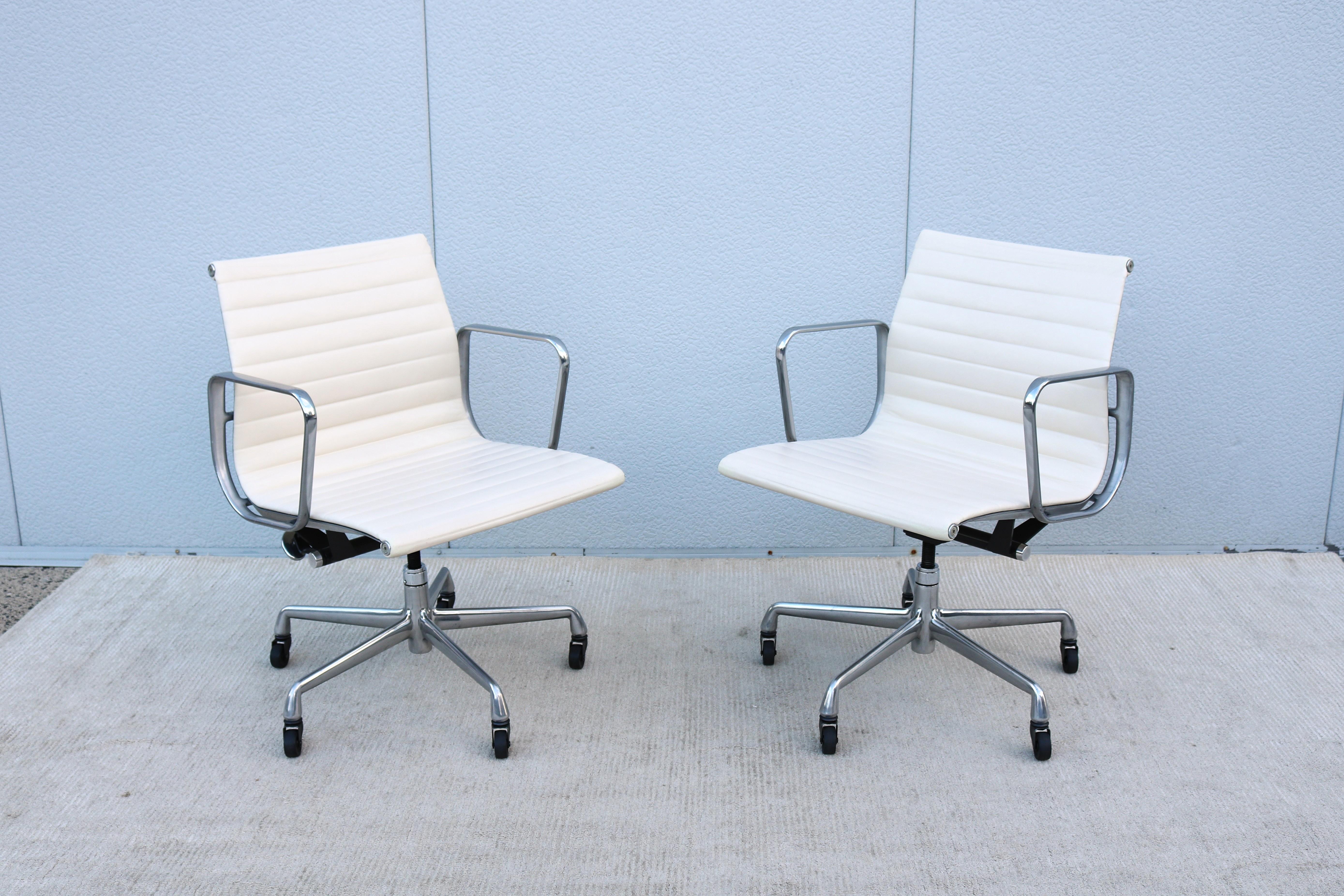 Chaise de gestion de groupe en aluminium Eames d'Herman Miller du milieu du siècle, en cuir blanc Bon état - En vente à Secaucus, NJ