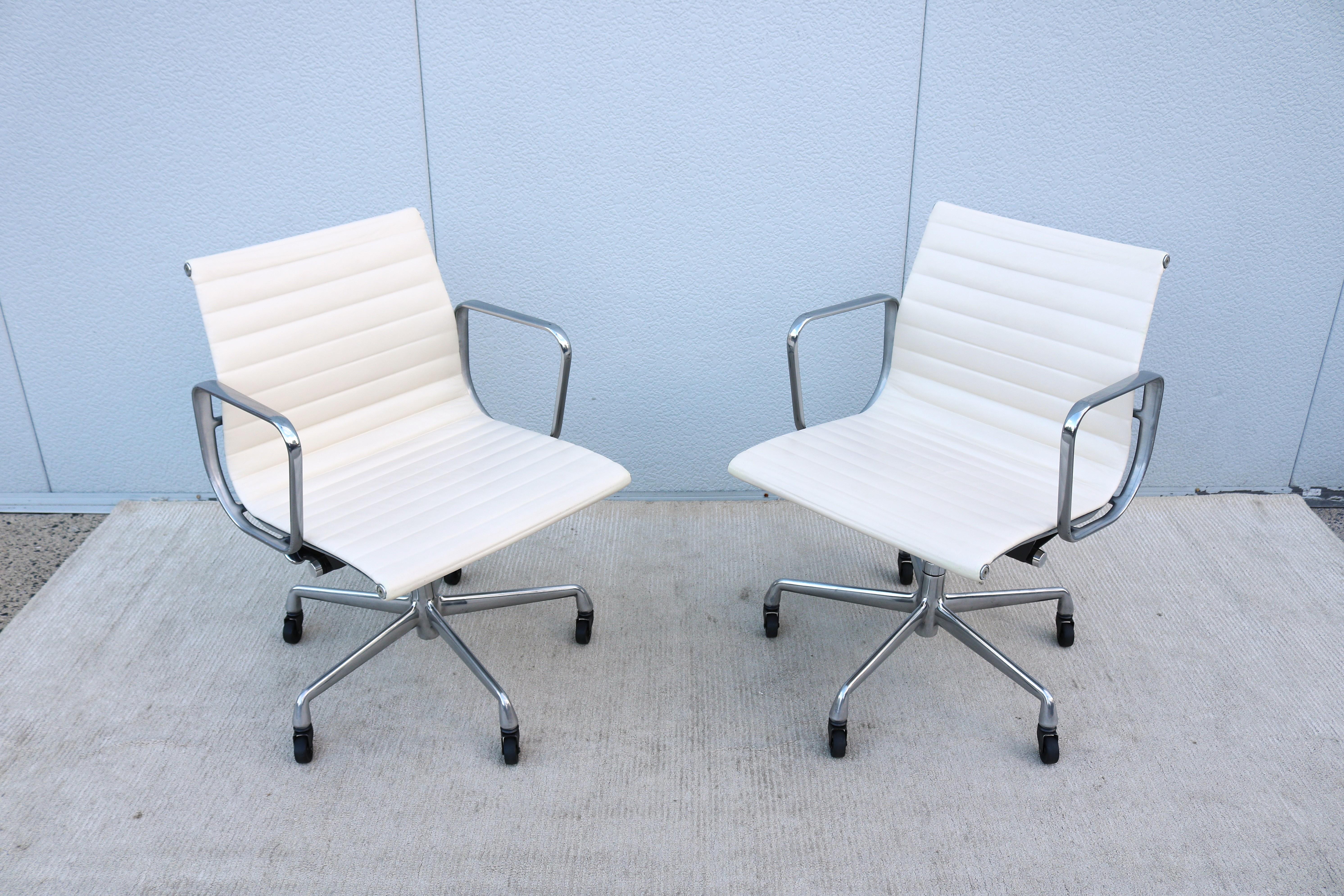 XXIe siècle et contemporain Chaise de gestion de groupe en aluminium Eames d'Herman Miller du milieu du siècle, en cuir blanc en vente