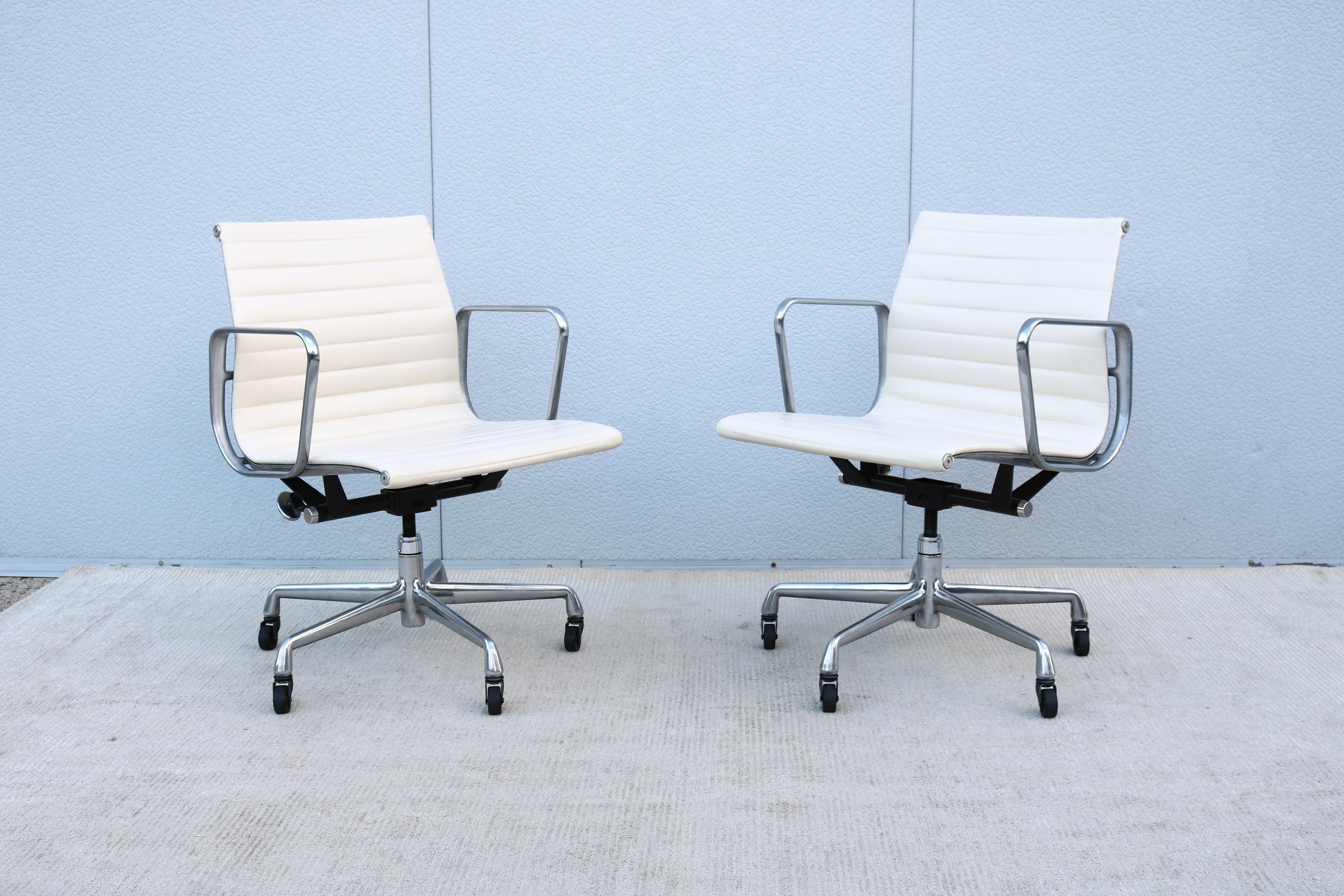 Aluminium Chaise de gestion de groupe en aluminium Eames d'Herman Miller du milieu du siècle, en cuir blanc en vente