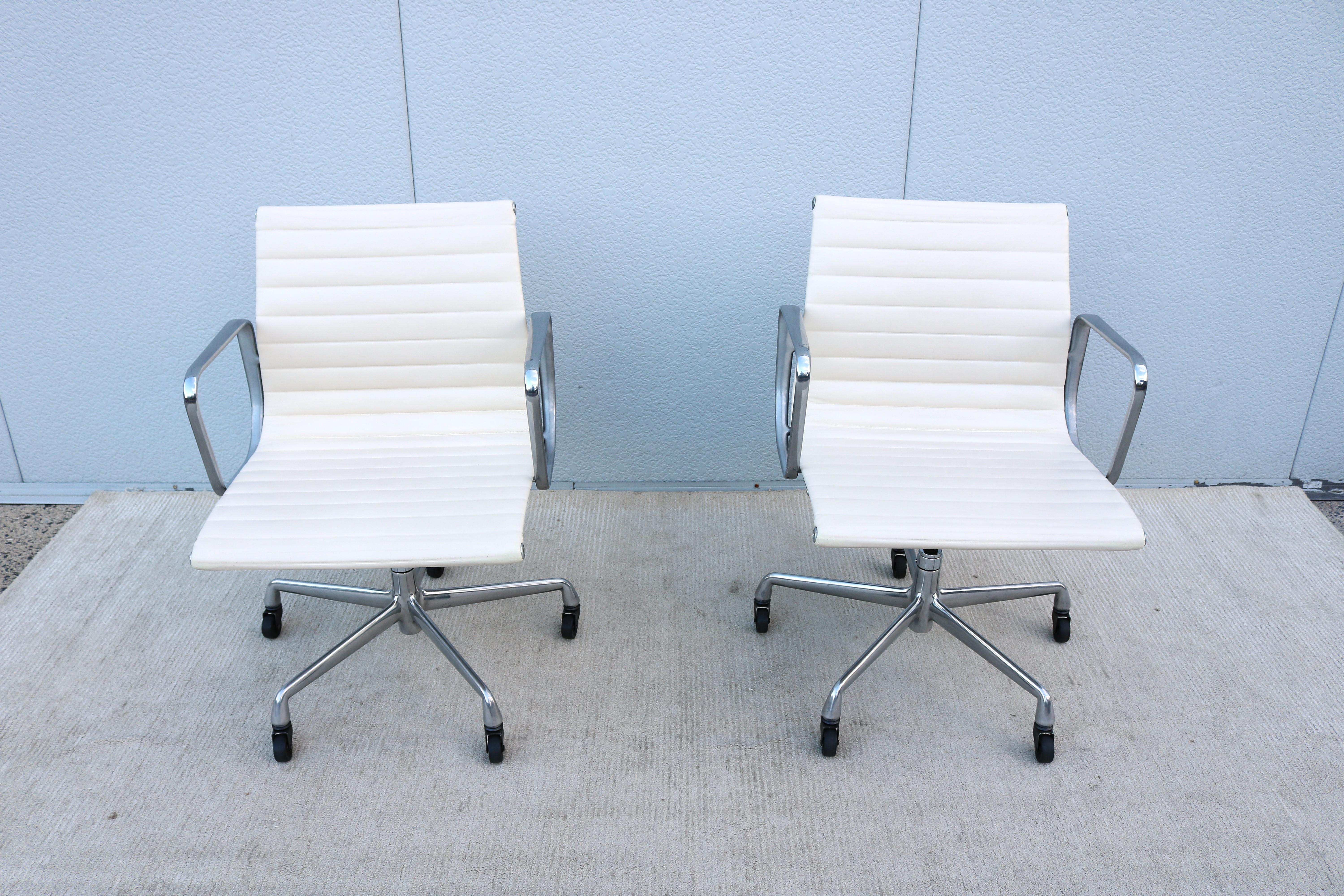 Chaise de gestion de groupe en aluminium Eames d'Herman Miller du milieu du siècle, en cuir blanc en vente 1