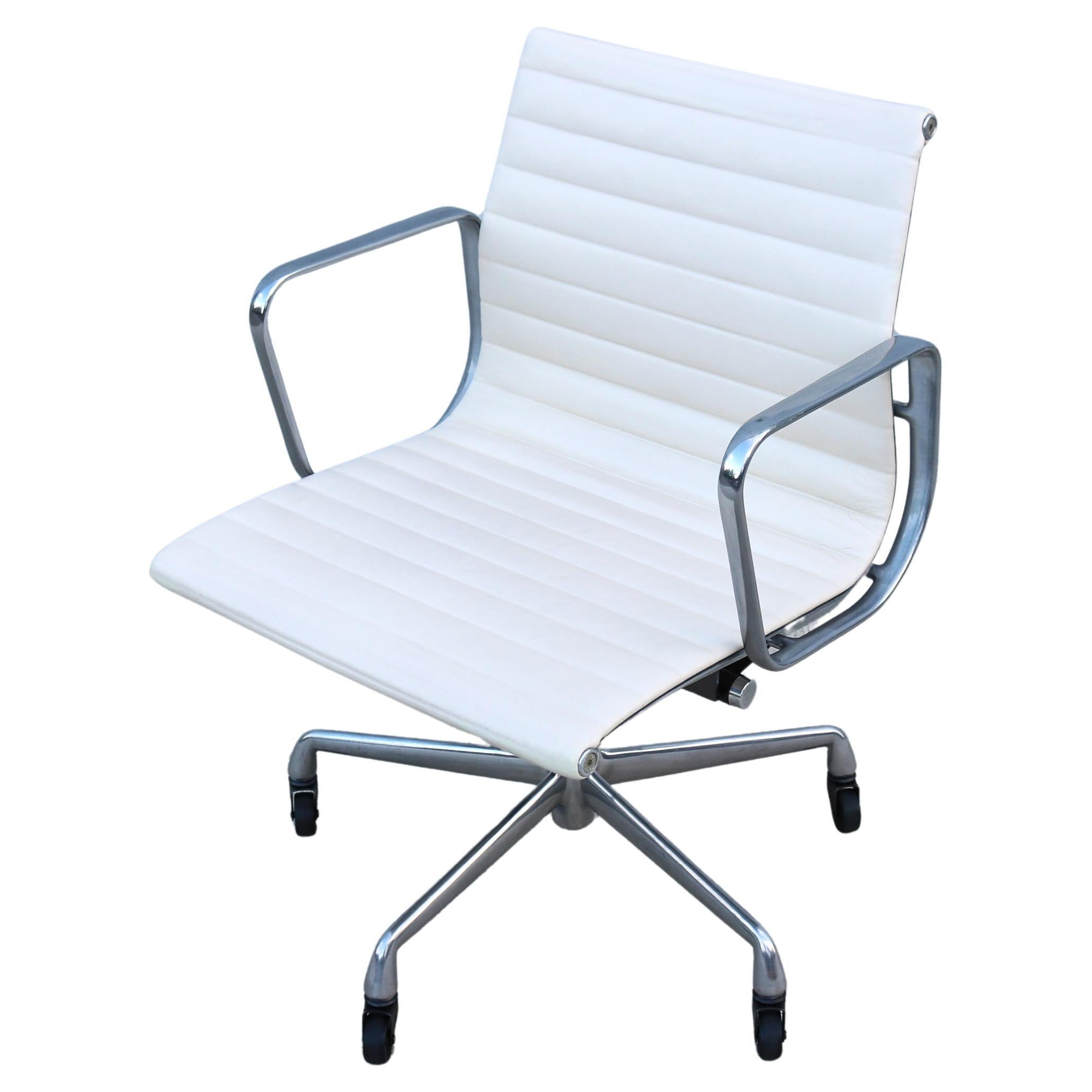 Herman Miller Eames Aluminum Group Management Chair aus der Jahrhundertmitte in weißem Leder
