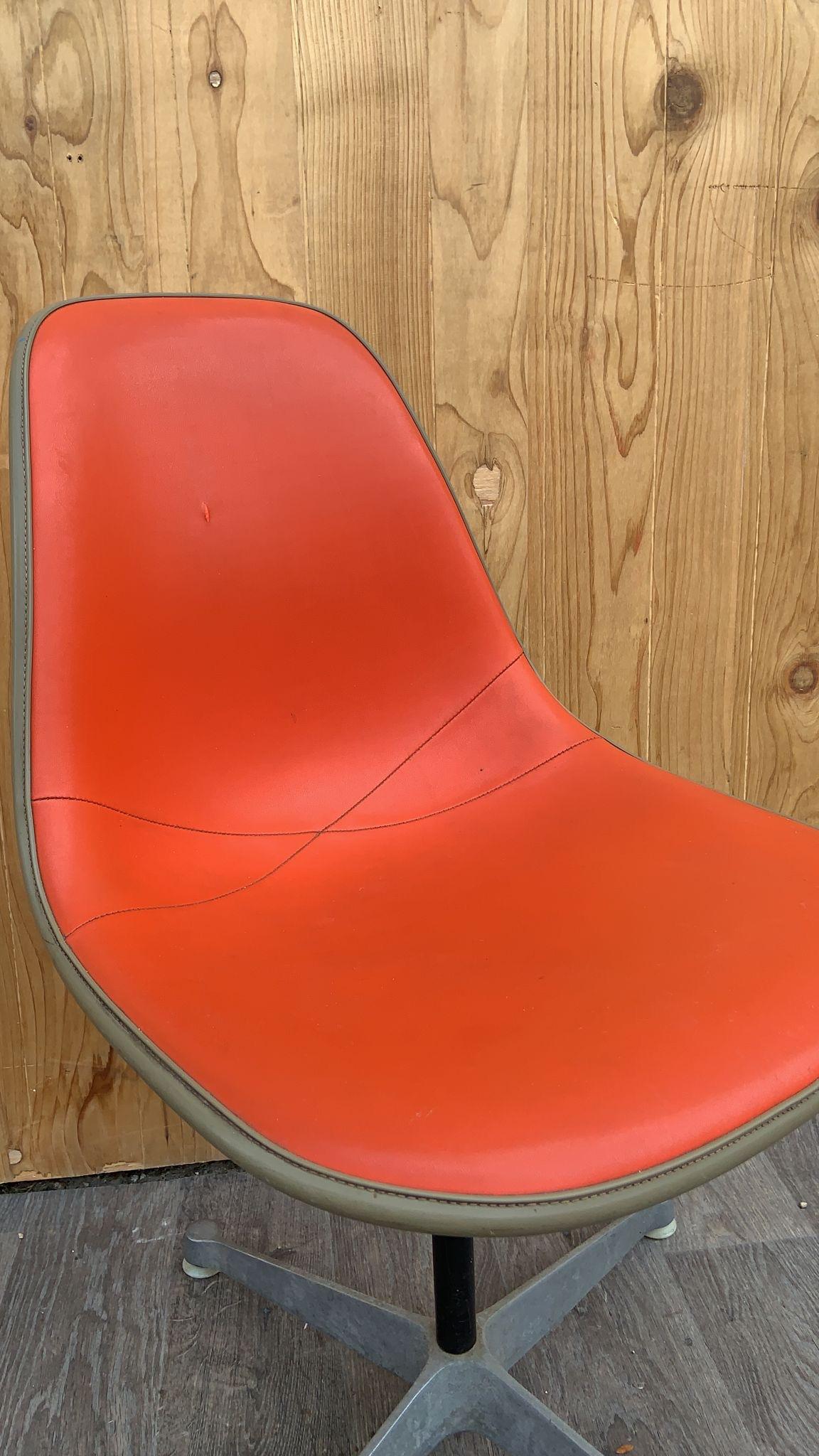 Mid-Century Herman Miller Swivel Shell Chairs in Red Orange Vinyl - Set of 4 In Good Condition For Sale In Chicago, IL