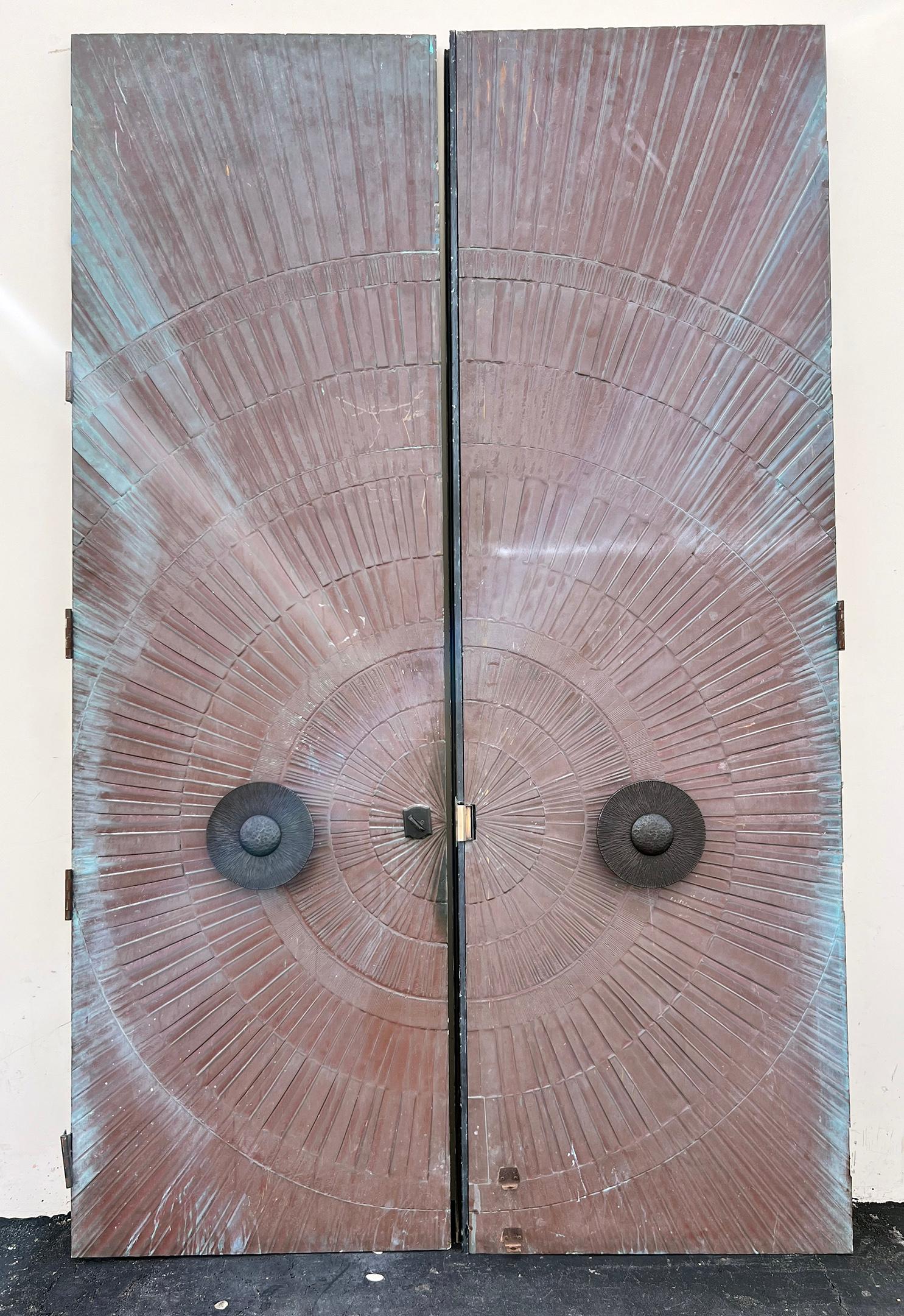 Doubles portes héroïques Sunburst du milieu du siècle dernier, bronze, McCarrol & Gillespie, 1971 en vente 4
