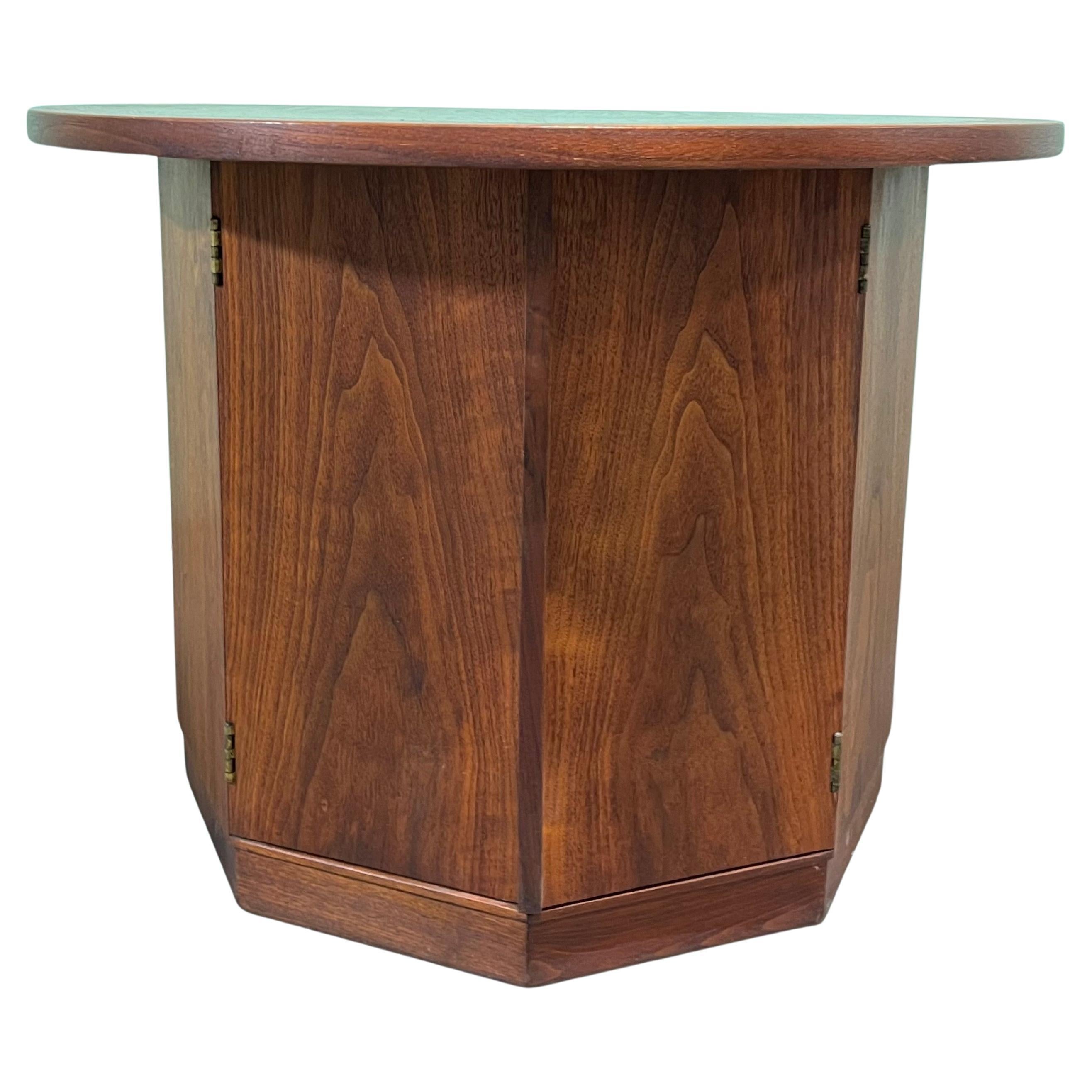 Bellissimo tavolino/armadio in noce di metà secolo in stile Ed Wormley. Il tavolo ha un piano rotondo con una base esagonale. 2 ante che si aprono completamente per esporre un vano interno con un ripiano regolabile. Bellissime venature del