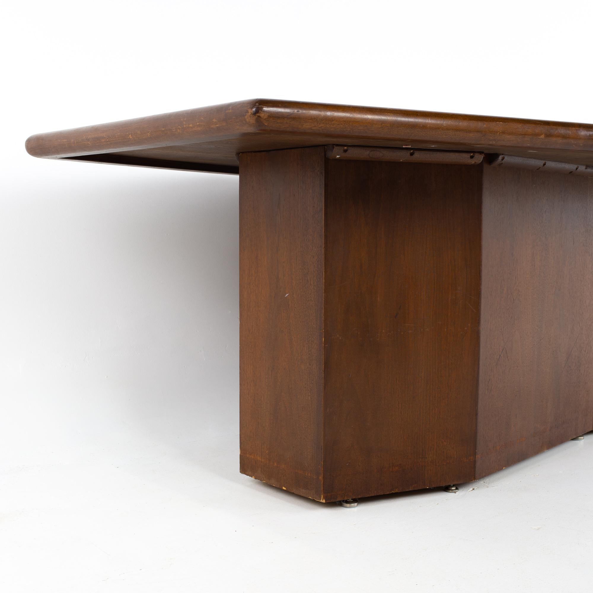 Américain Table de conférence hexagonale à piédestal en bois de ronce et noyer du milieu du siècle dernier en vente