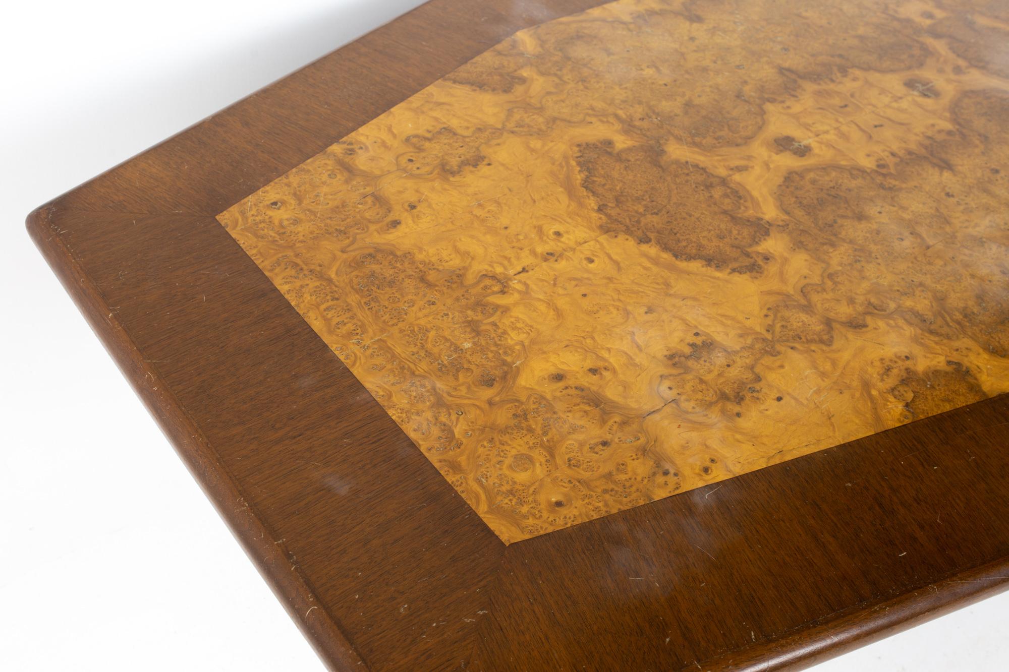 Table de conférence hexagonale à piédestal en bois de ronce et noyer du milieu du siècle dernier en vente 2