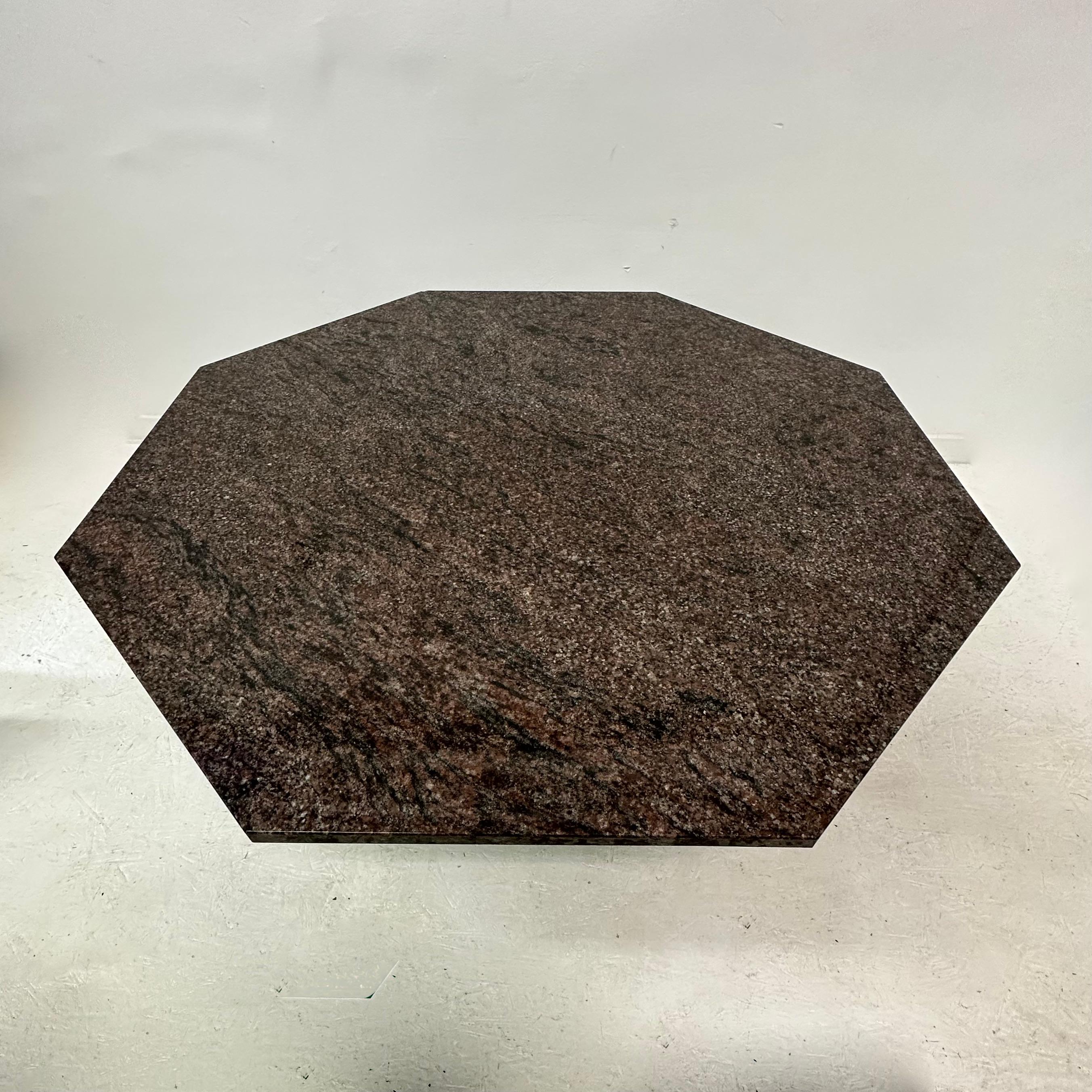 Sechseckiger Granit-Couchtisch aus der Mitte des Jahrhunderts, 1980er Jahre im Angebot 3