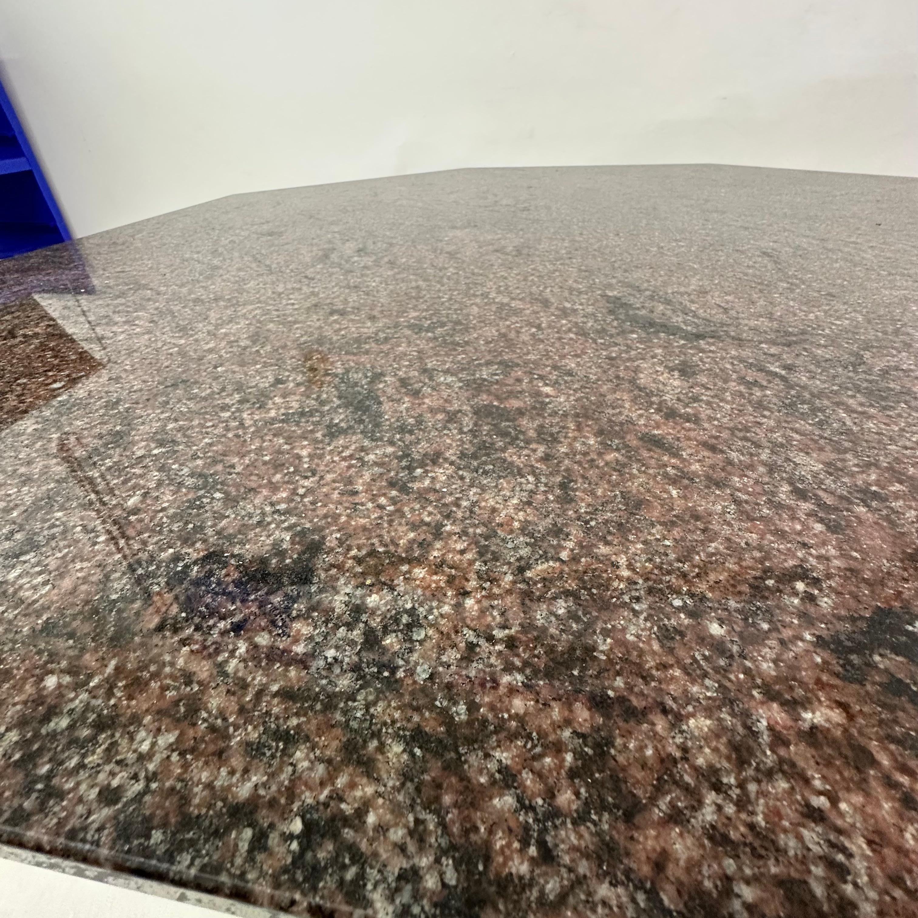 Table de salle à manger hexagonale en granit du milieu du siècle, années 1980 en vente 8