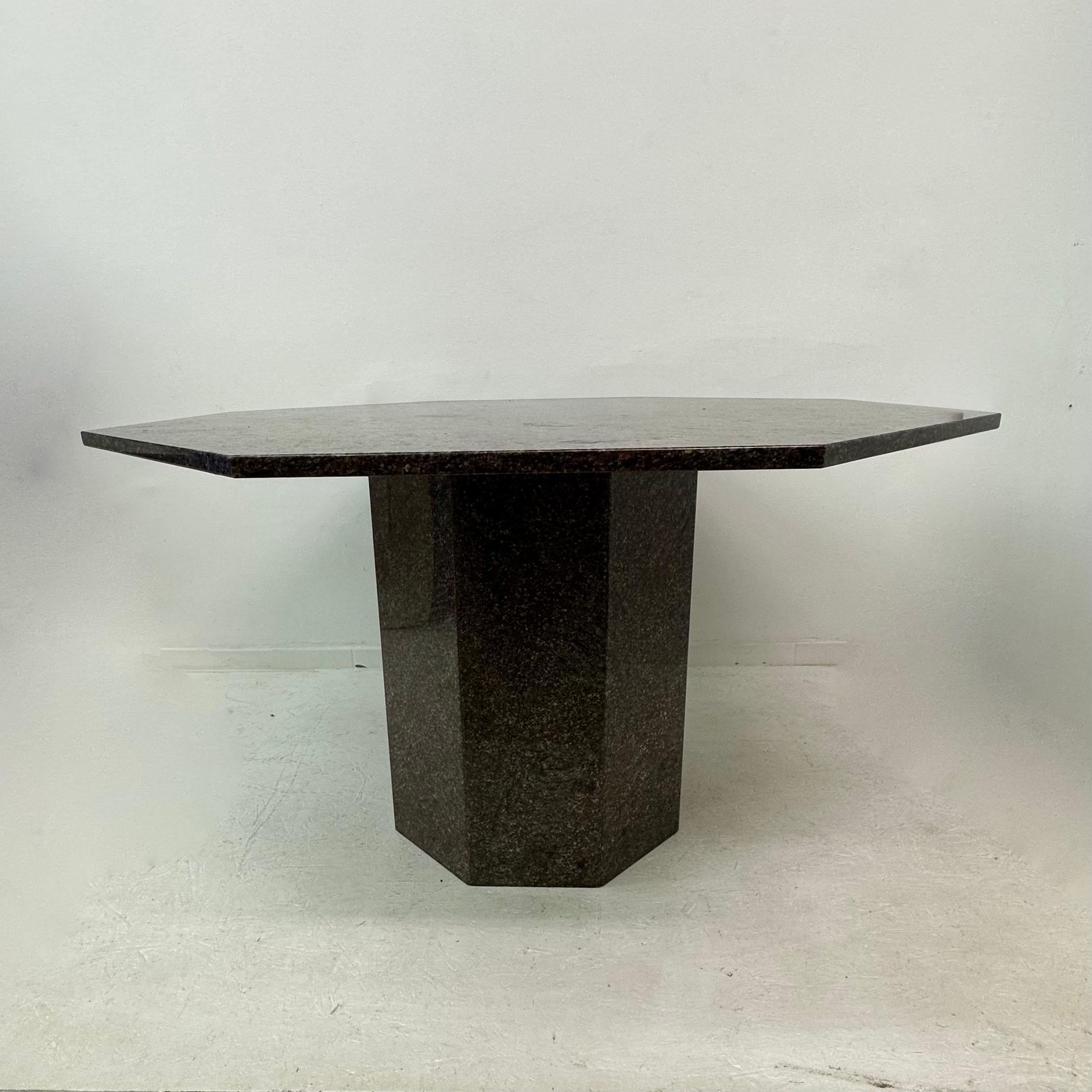 Table de salle à manger hexagonale en granit du milieu du siècle, années 1980 en vente 2