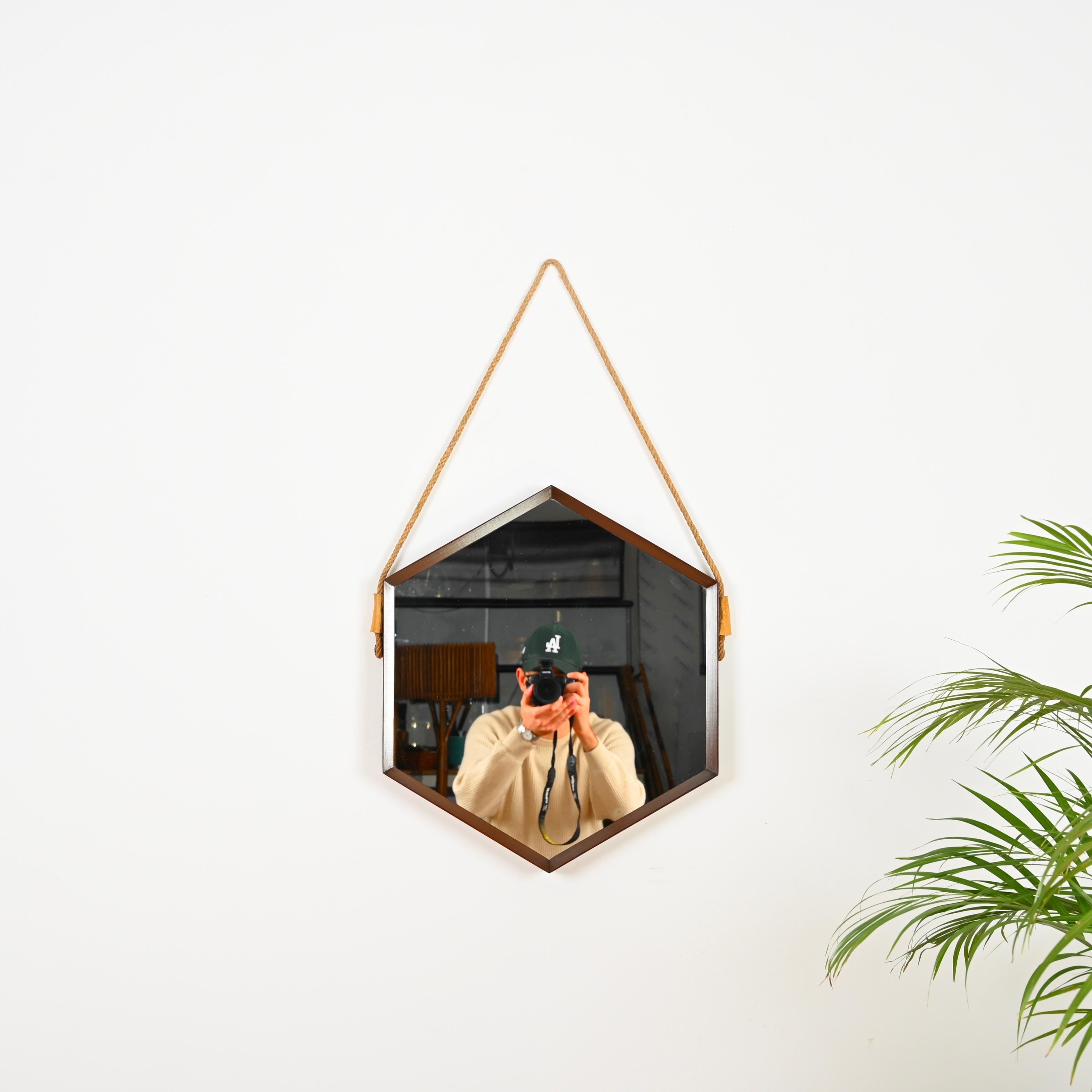 Superbe miroir hexagonal en bois de teck du milieu du siècle dernier  et du cuir avec de la corde. Ce charmant miroir a été conçu par Franco Campo et Carlo Graffi en Italie dans les années 1960.

Dans un état exceptionnel, la qualité du bois sur ce