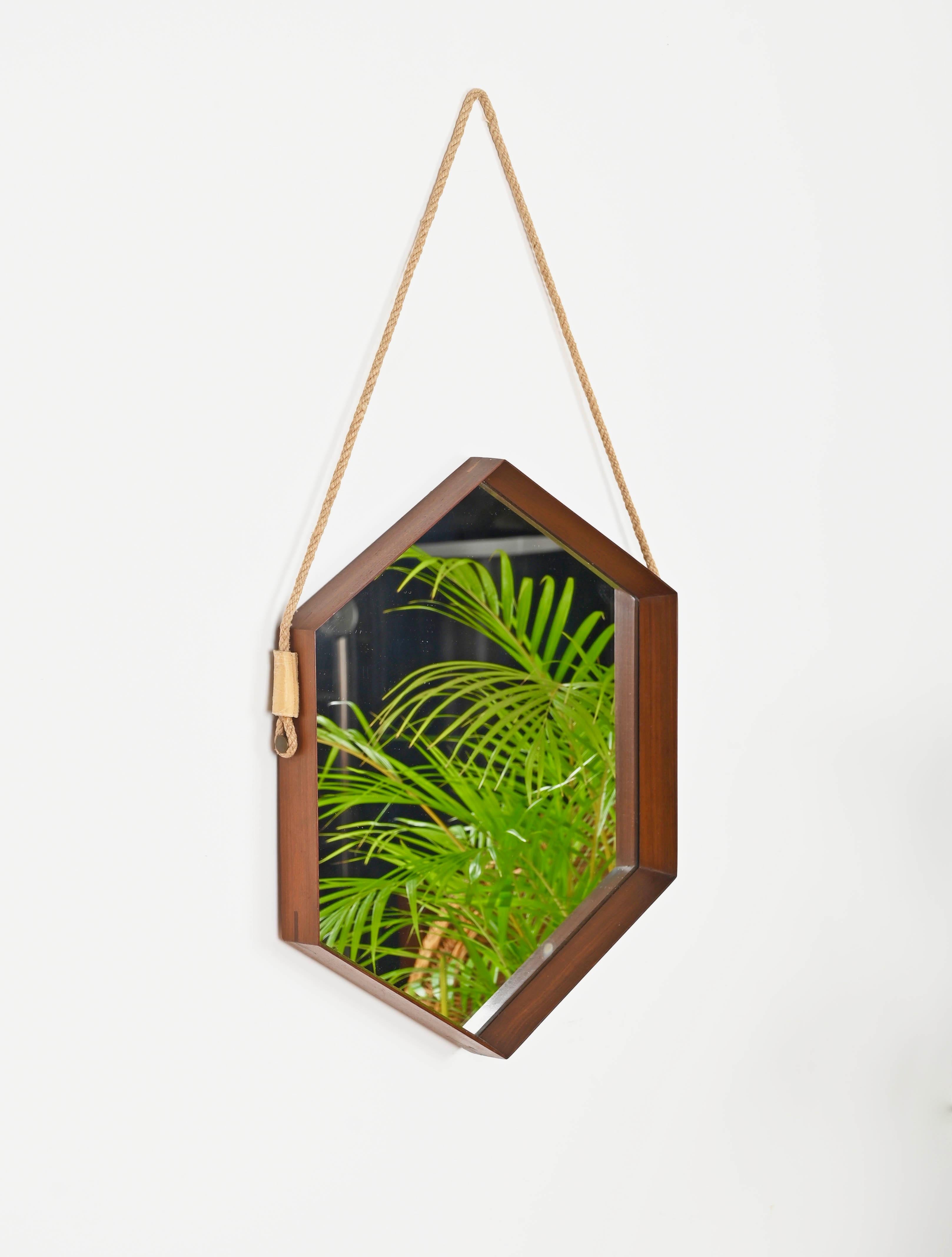 Mid-Century Modern Miroir hexagonal du milieu du siècle dernier en teck et cuir par Campo & Graffi, Italie, années 1960 en vente