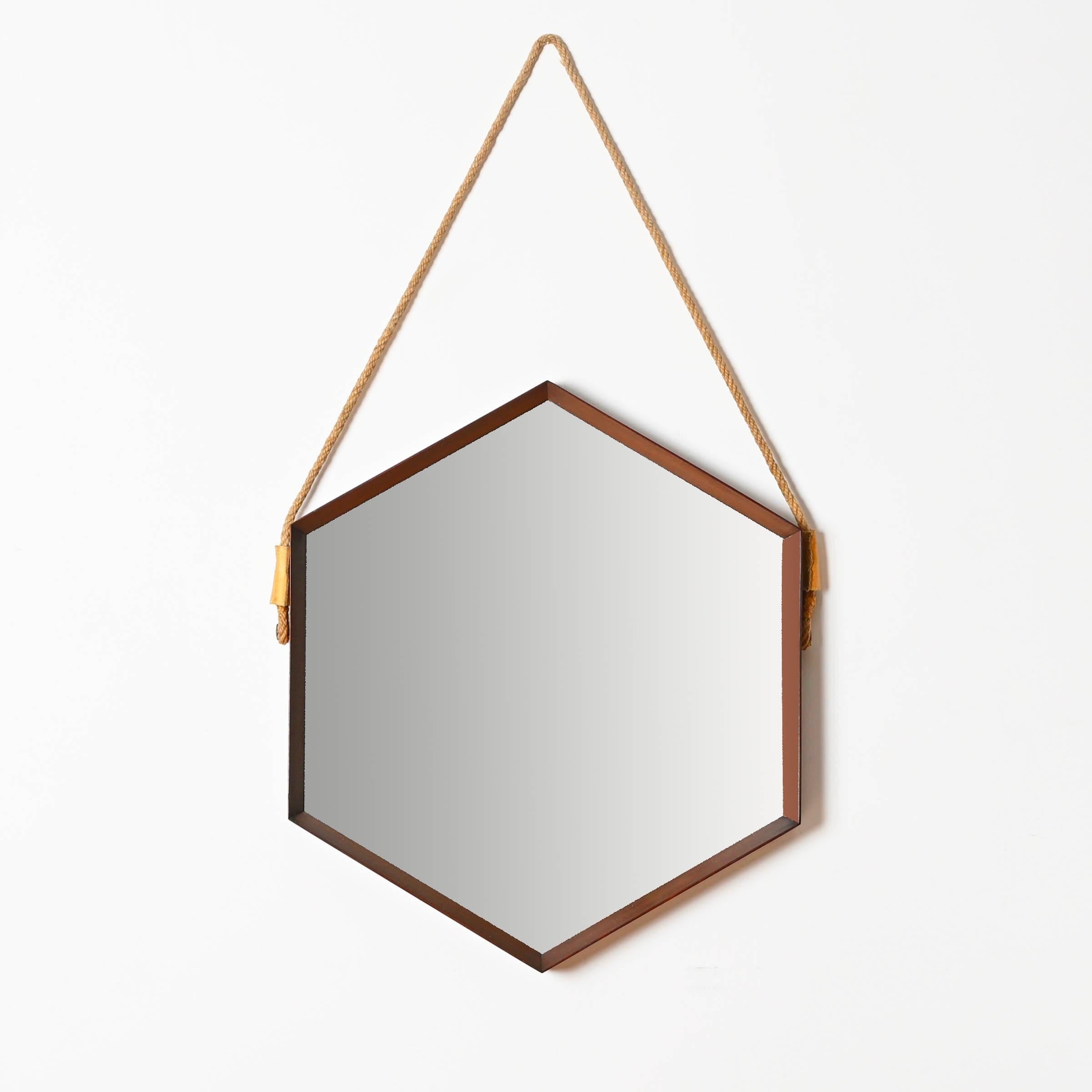 20ième siècle Miroir hexagonal du milieu du siècle dernier en teck et cuir par Campo & Graffi, Italie, années 1960 en vente