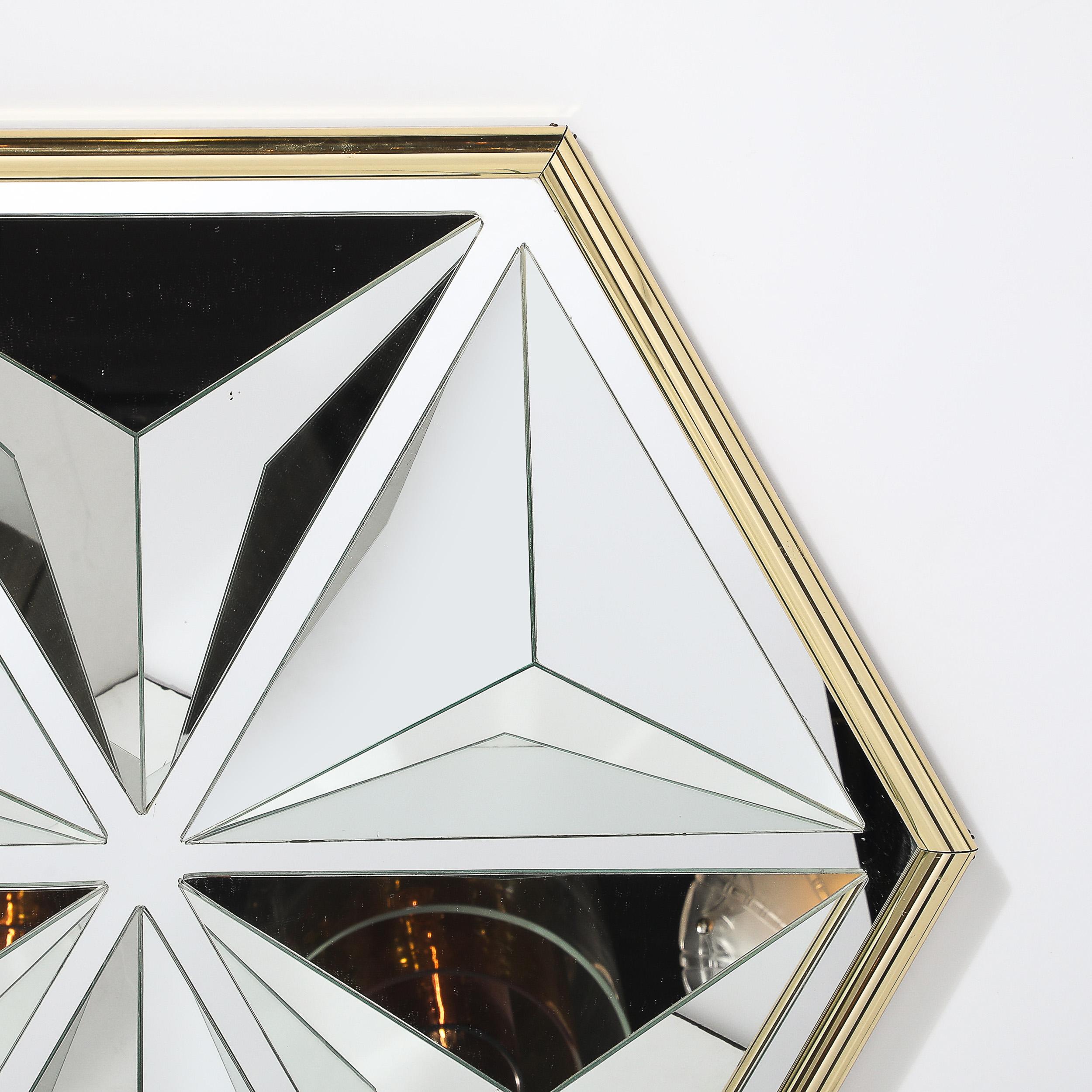 Mid-Century Modern Miroir kaléidoscopique à segments hexagonaux du milieu du siècle avec cadre en laiton arrondi en vente