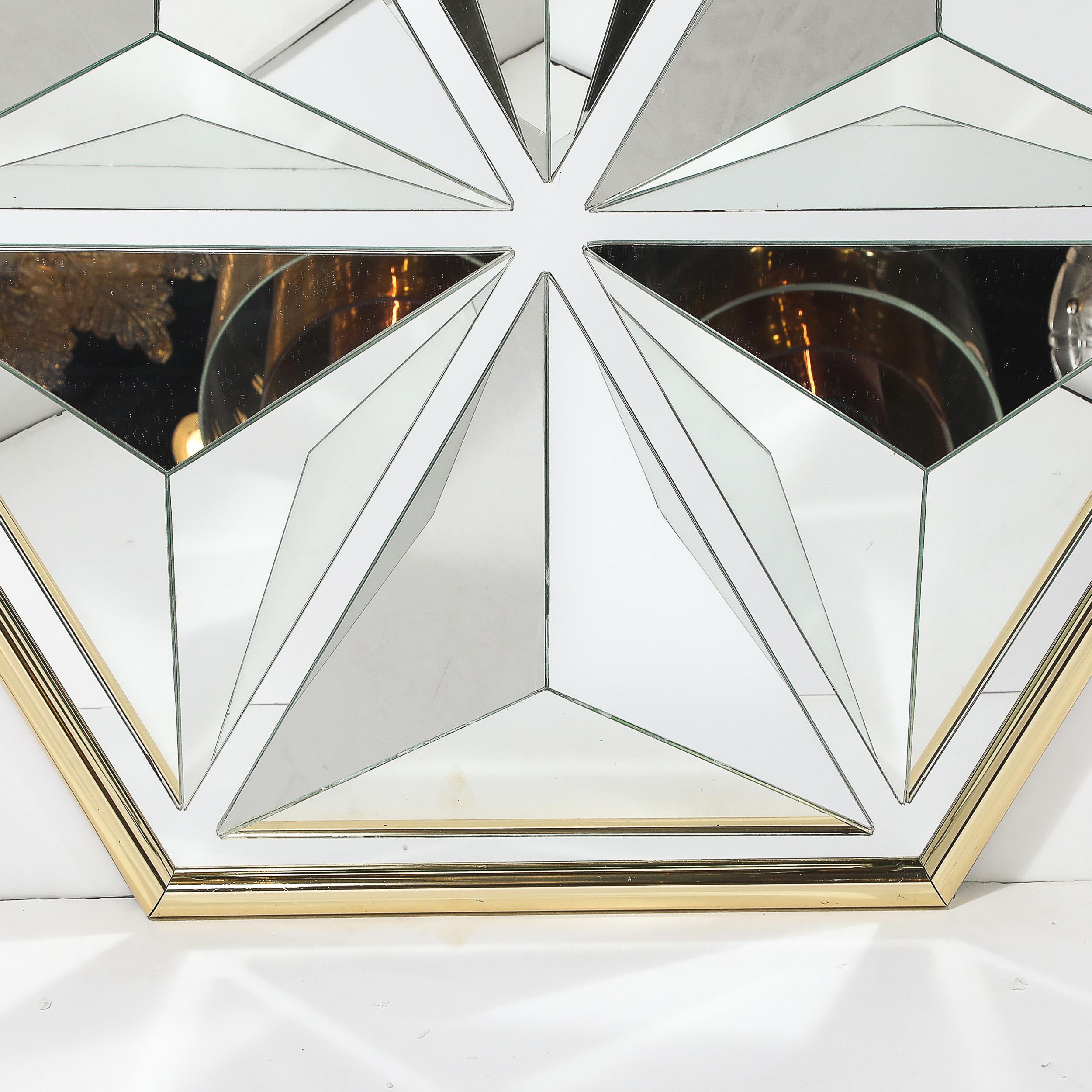 Américain Miroir kaléidoscopique à segments hexagonaux du milieu du siècle avec cadre en laiton arrondi en vente