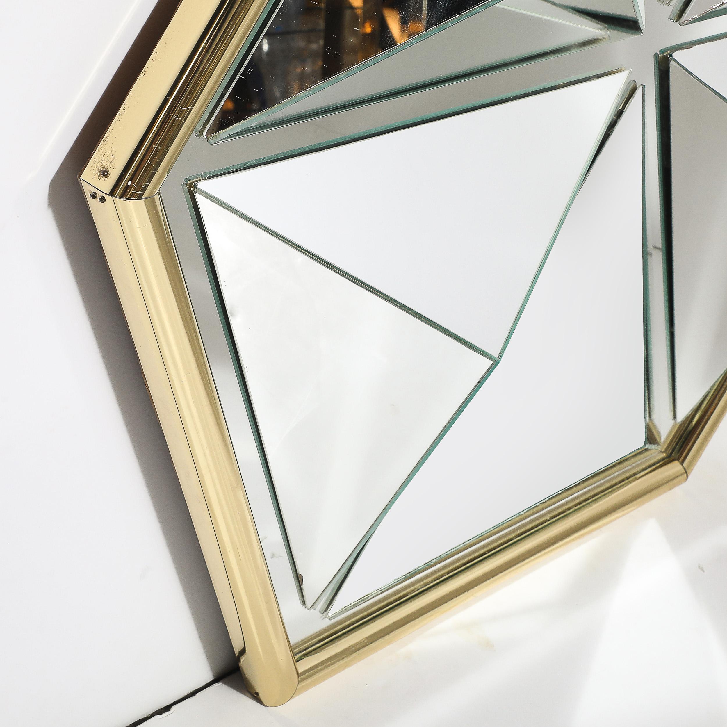 Miroir kaléidoscopique à segments hexagonaux du milieu du siècle avec cadre en laiton arrondi Excellent état - En vente à New York, NY