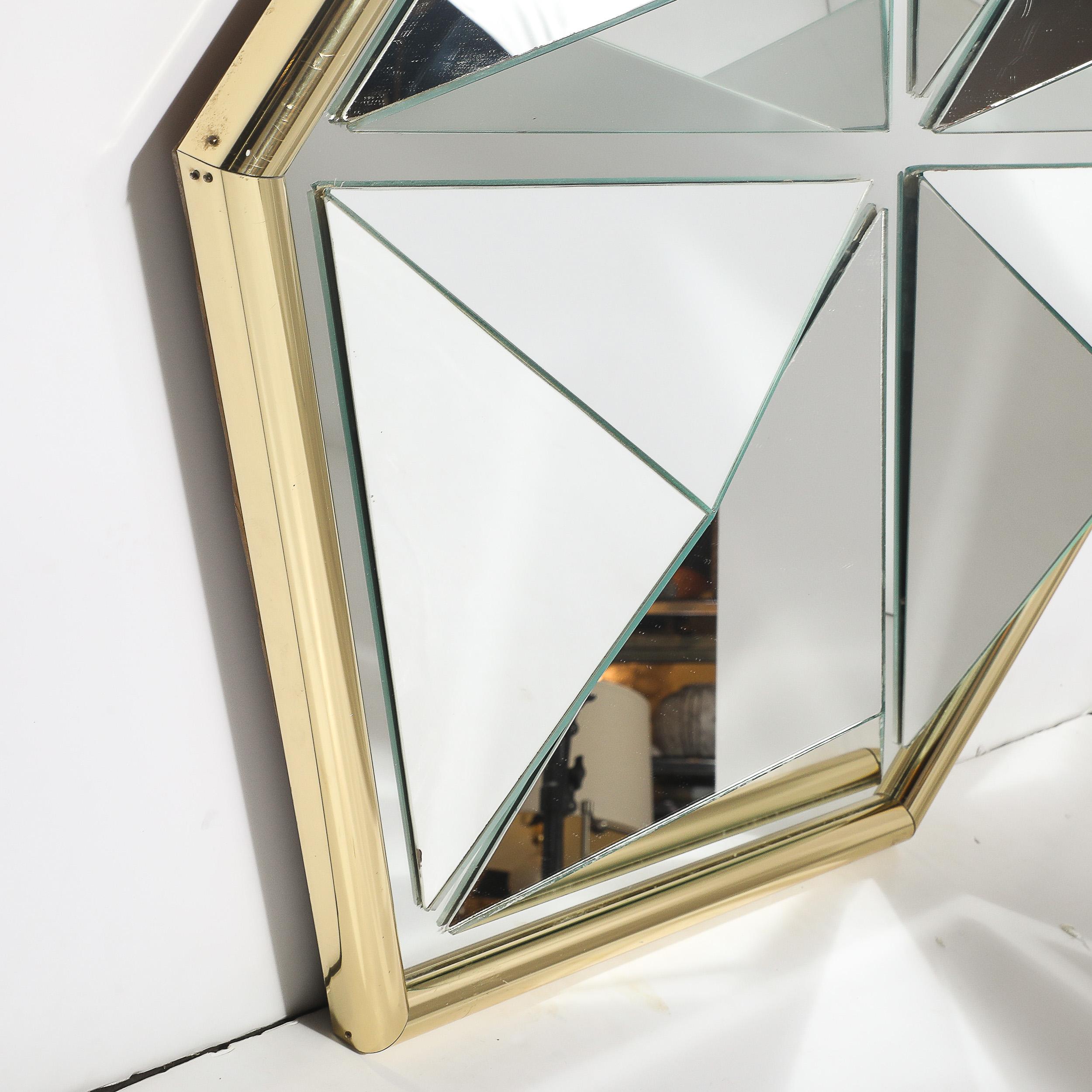 Laiton Miroir kaléidoscopique à segments hexagonaux du milieu du siècle avec cadre en laiton arrondi en vente