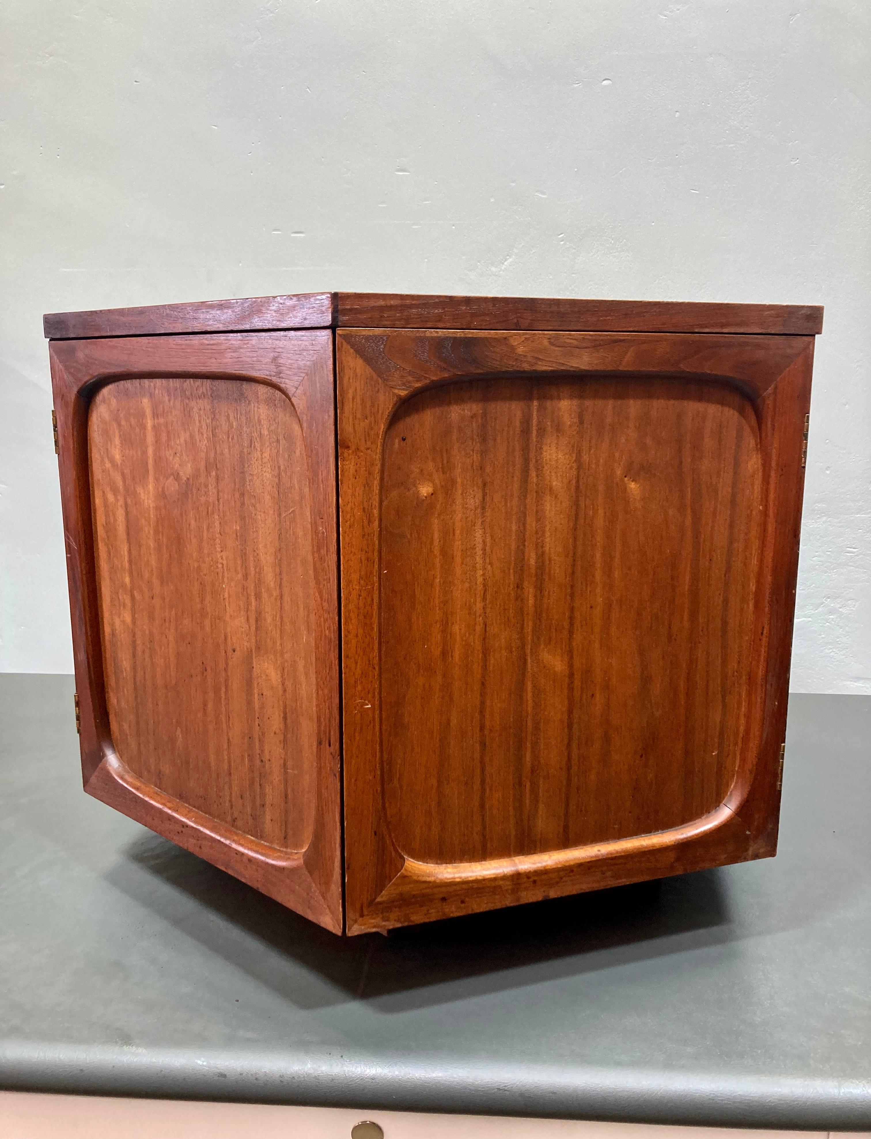 Groovy side-table armoire des années 1970 avec deux portes et compartiments. Construit avec un érable à la finition chaleureuse. Le design rappelle le design vintage des meubles Lane. 

28