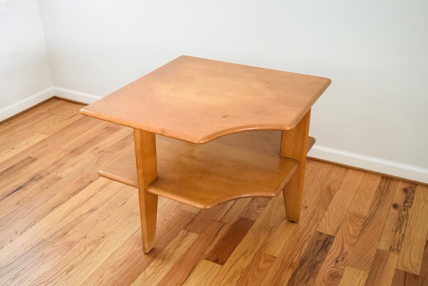 • Rare Mid-Century Modern Heywood-Wakefield corner end table.
• Model C3755-G produced between 1940-44.
• Solid maple wood in champagne finish.
• Classic Heywood Wakefield surfoard style with rounded edges and corners.
• Produced prior to burned