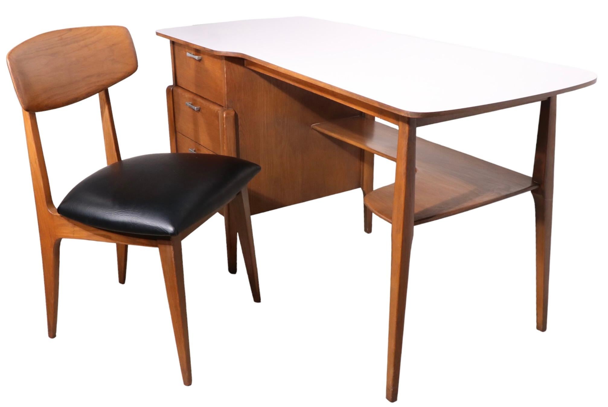 Mid-Century Heywood Wakefield Prophecy Schreibtisch und Stuhl ca. 1960er Jahre (Moderne der Mitte des Jahrhunderts) im Angebot