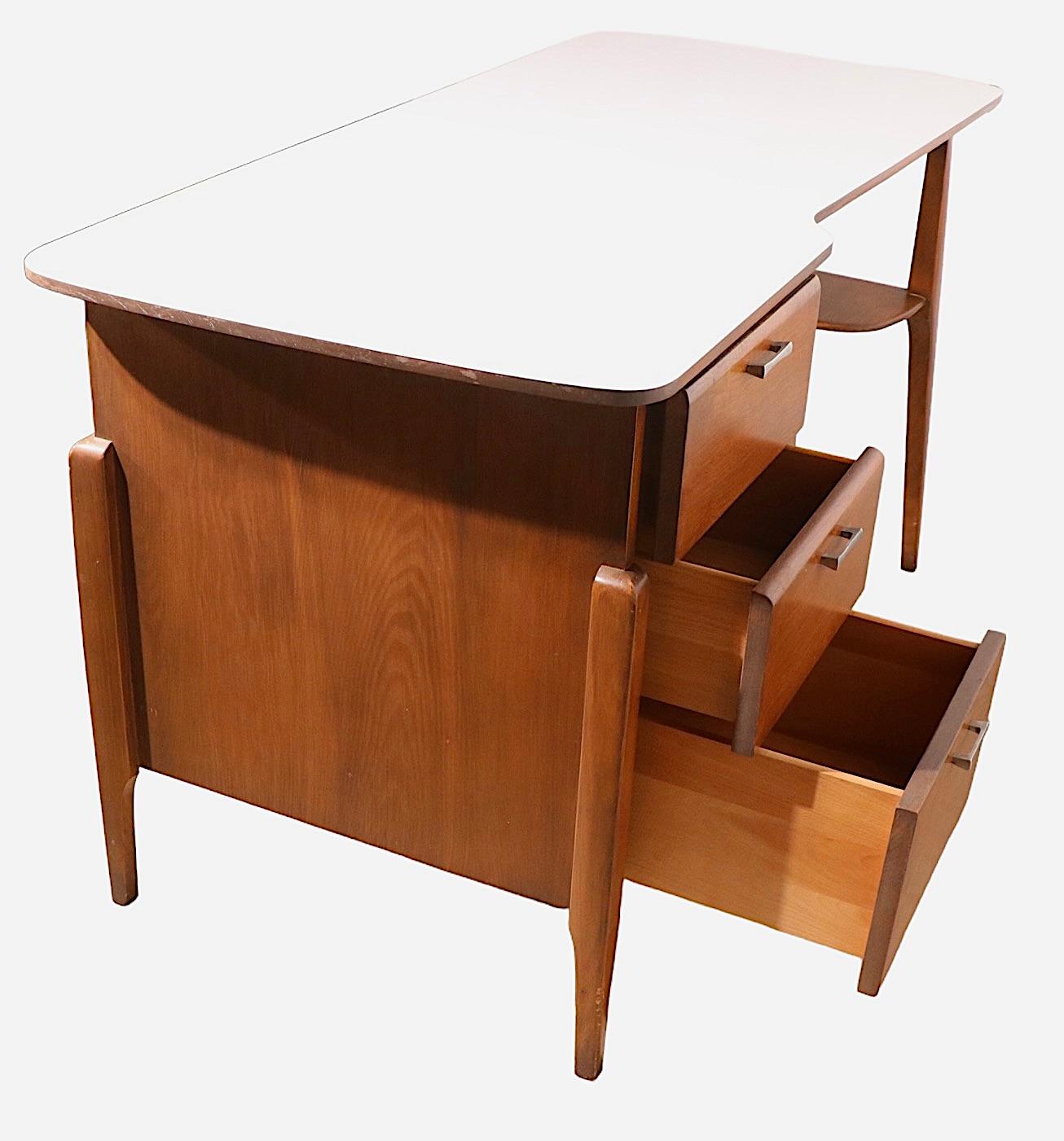 Mid Century Heywood Wakefield Prophecy Desk and Chair c. 1960's In Good Condition For Sale In New York, NY