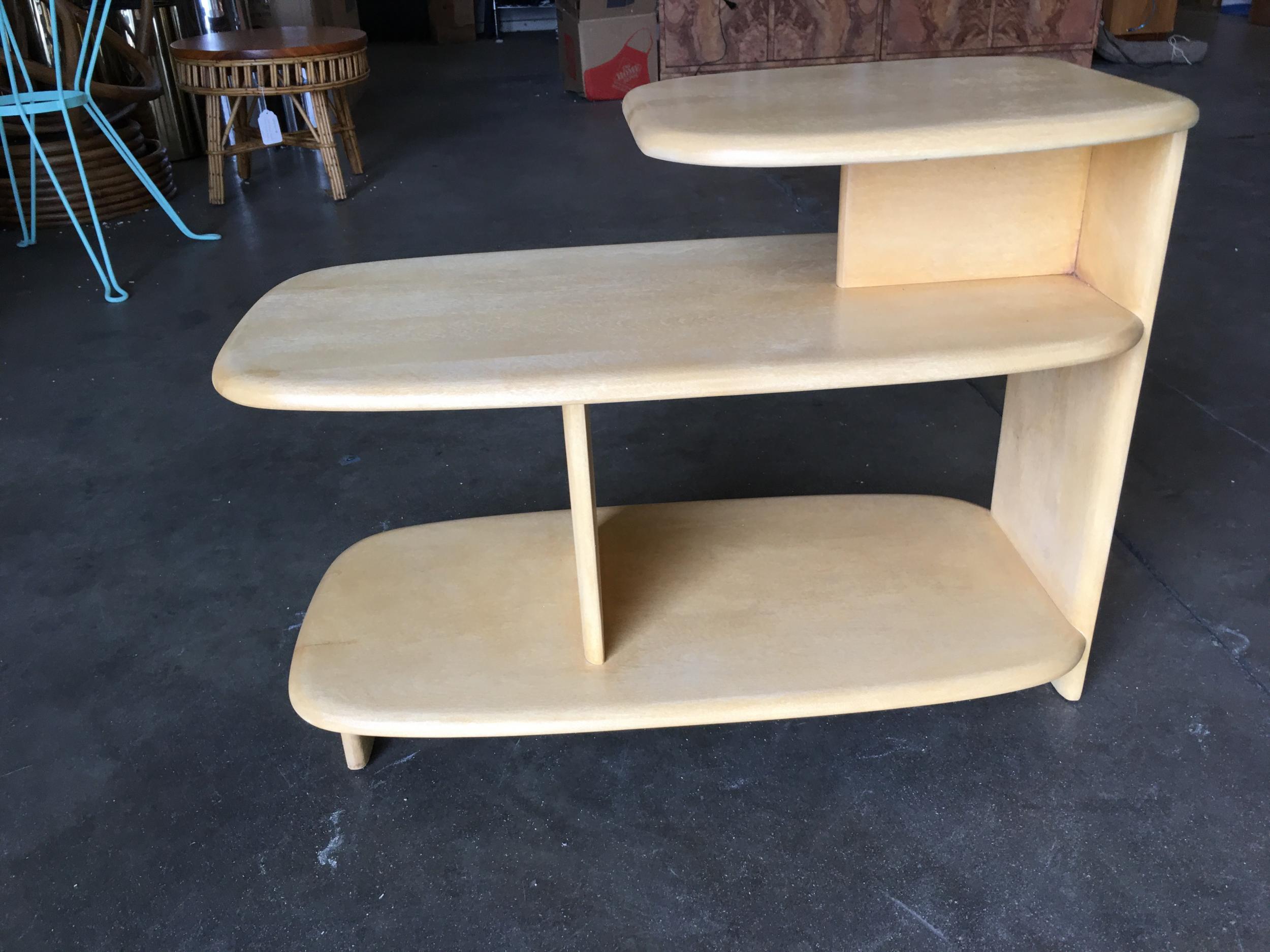 Midcentury Heywood-Wakefield Three-Tiered Blond Maple Wood Side Lamp Table, Pair In Excellent Condition In Van Nuys, CA