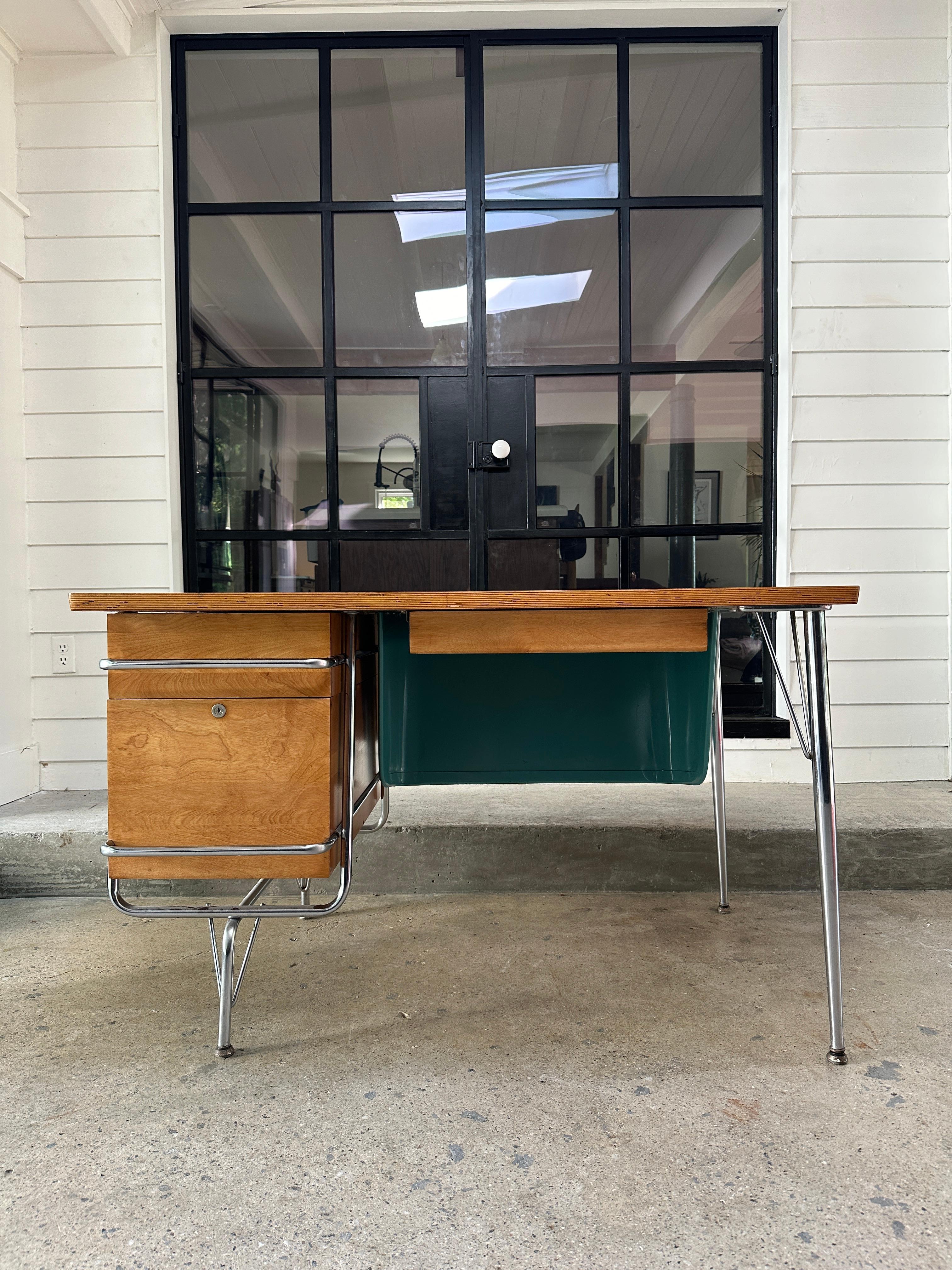 A vintage Mid Century desk designed by Kem Weber and made by Heywood Wakefield. A chrome tubular frame with birch drawers, and peach modesty panel.

47.5”W x 30”D x 29.5”H