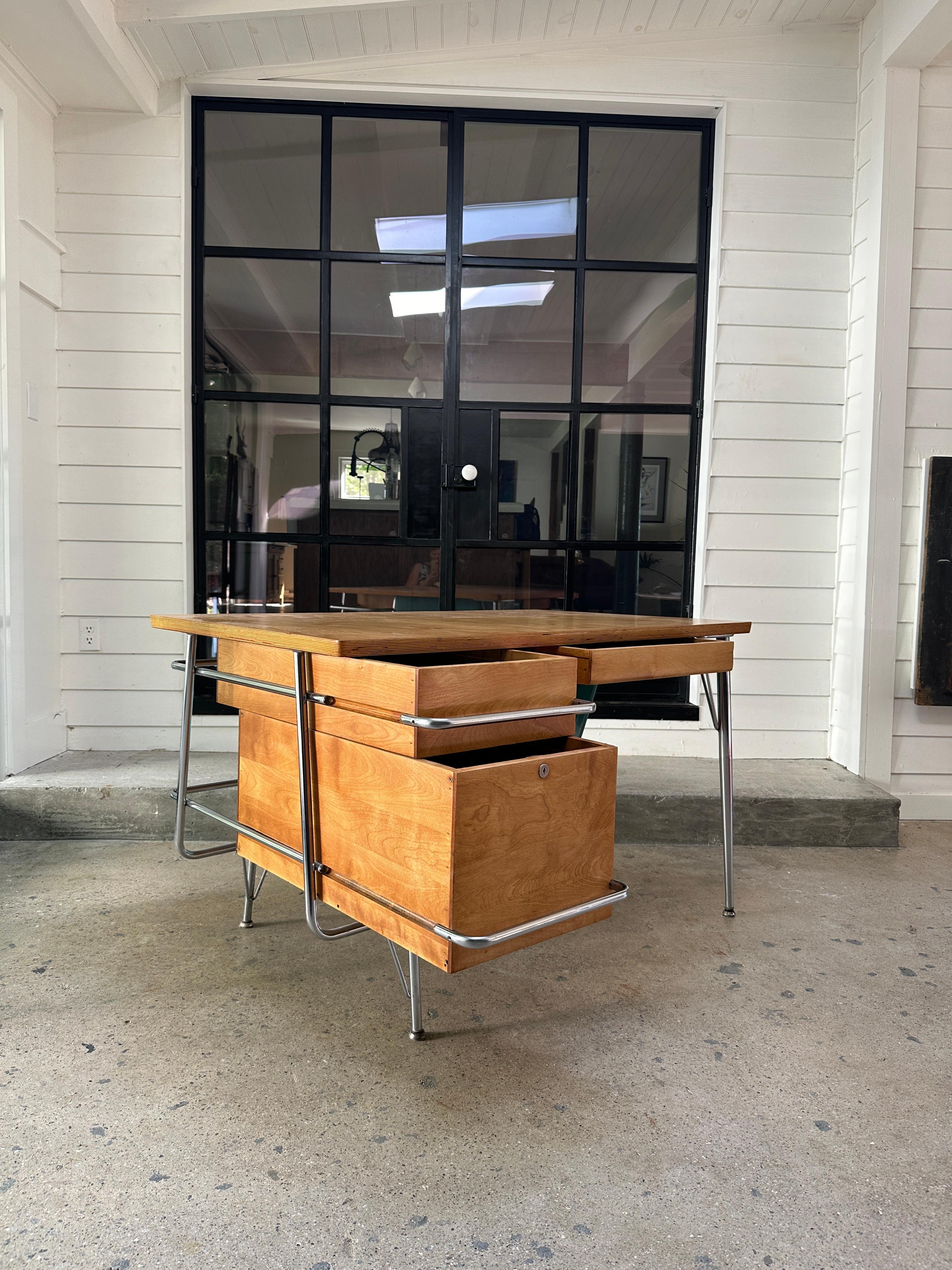 Mid Century Heywood Wakefield Trimline desk by Kem Weber design In Good Condition In Asheville, NC