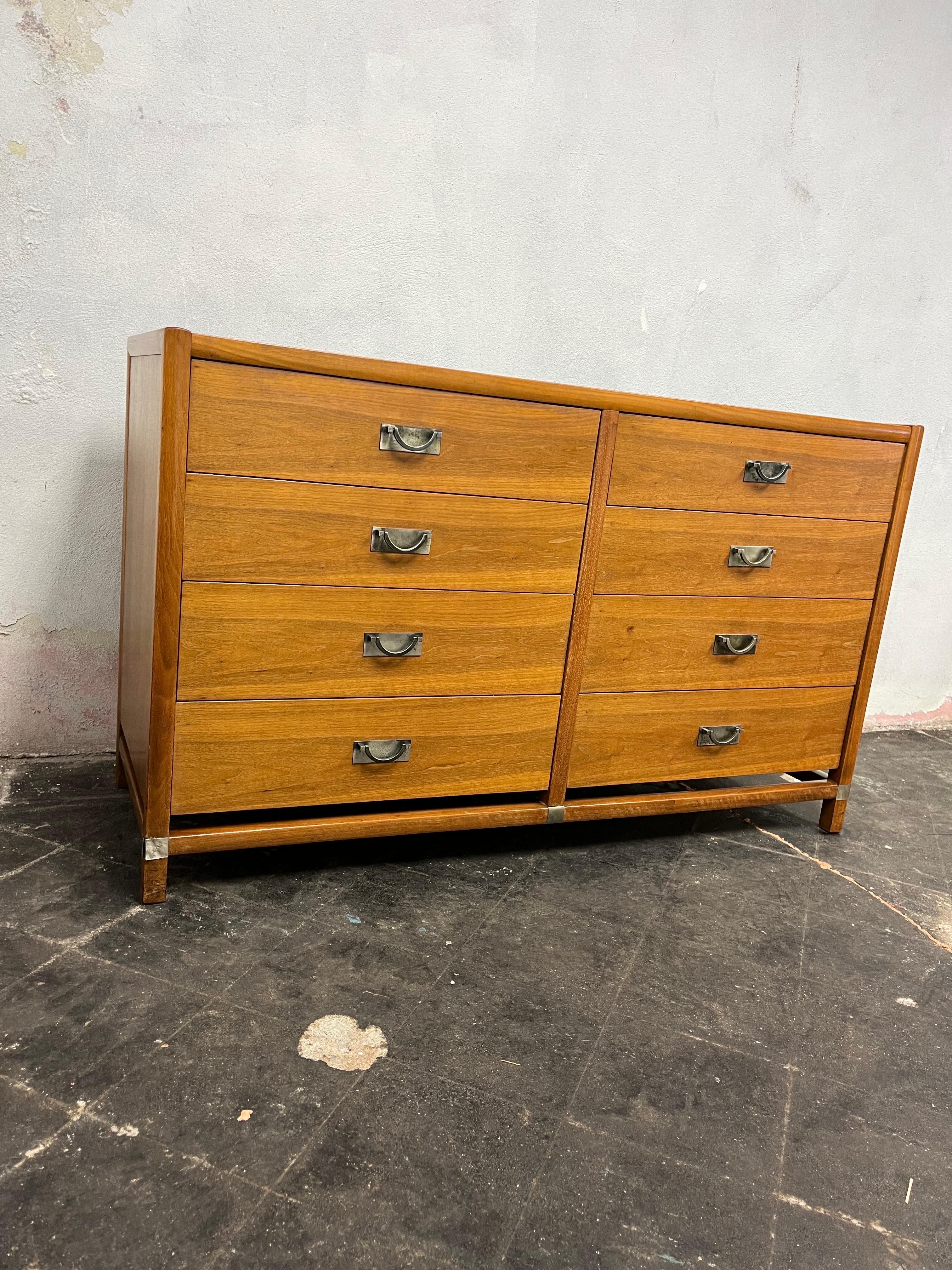 Elegante comò vintage a 8 cassetti in stile Campaigner di Hickory Furniture Manufacturing. Questo pezzo conserva l'originale finitura cerata della cornice con i frontali dei cassetti a contrasto. Venature uniche sulla superficie superiore. Belle