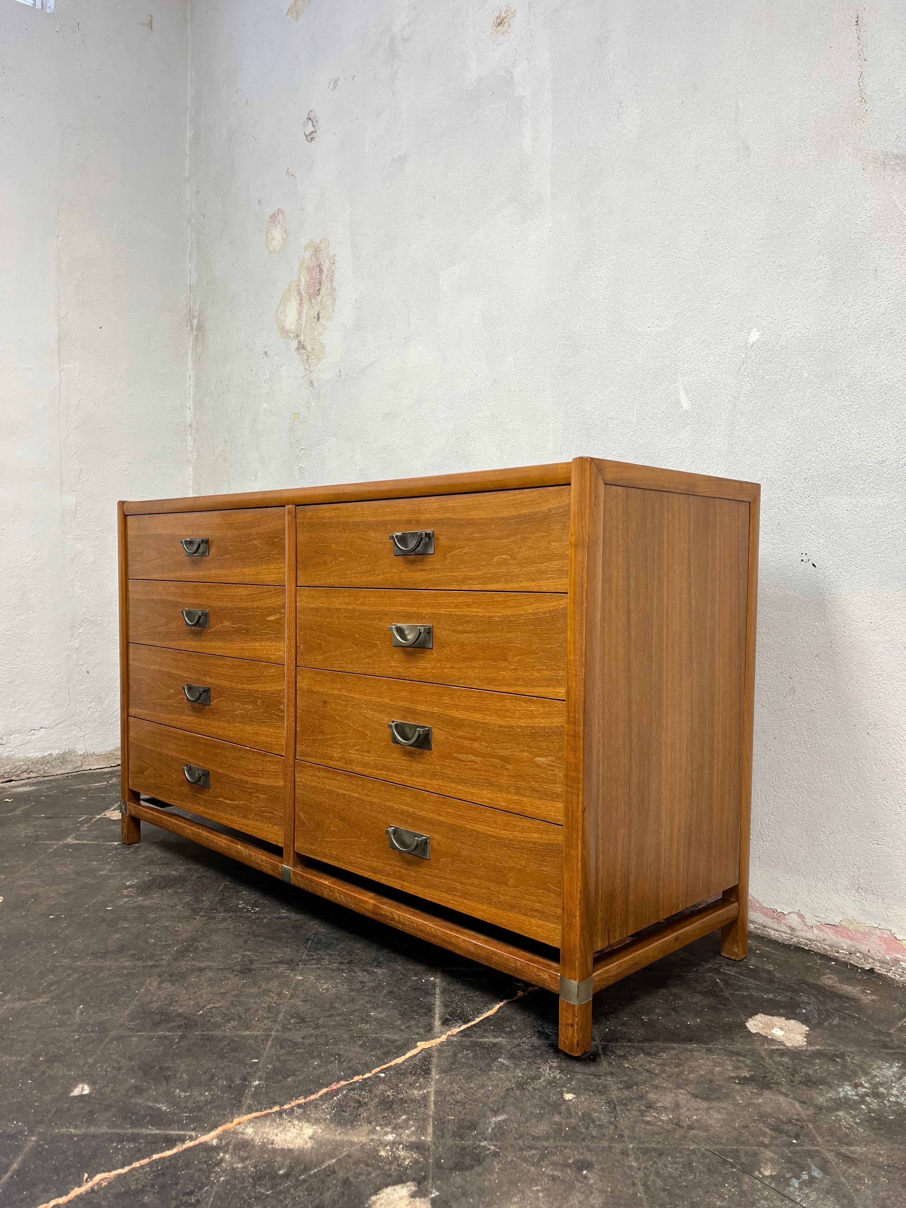 Mid-Century moderno Metà secolo  Comò a 8 cassetti Tung-Si in vendita