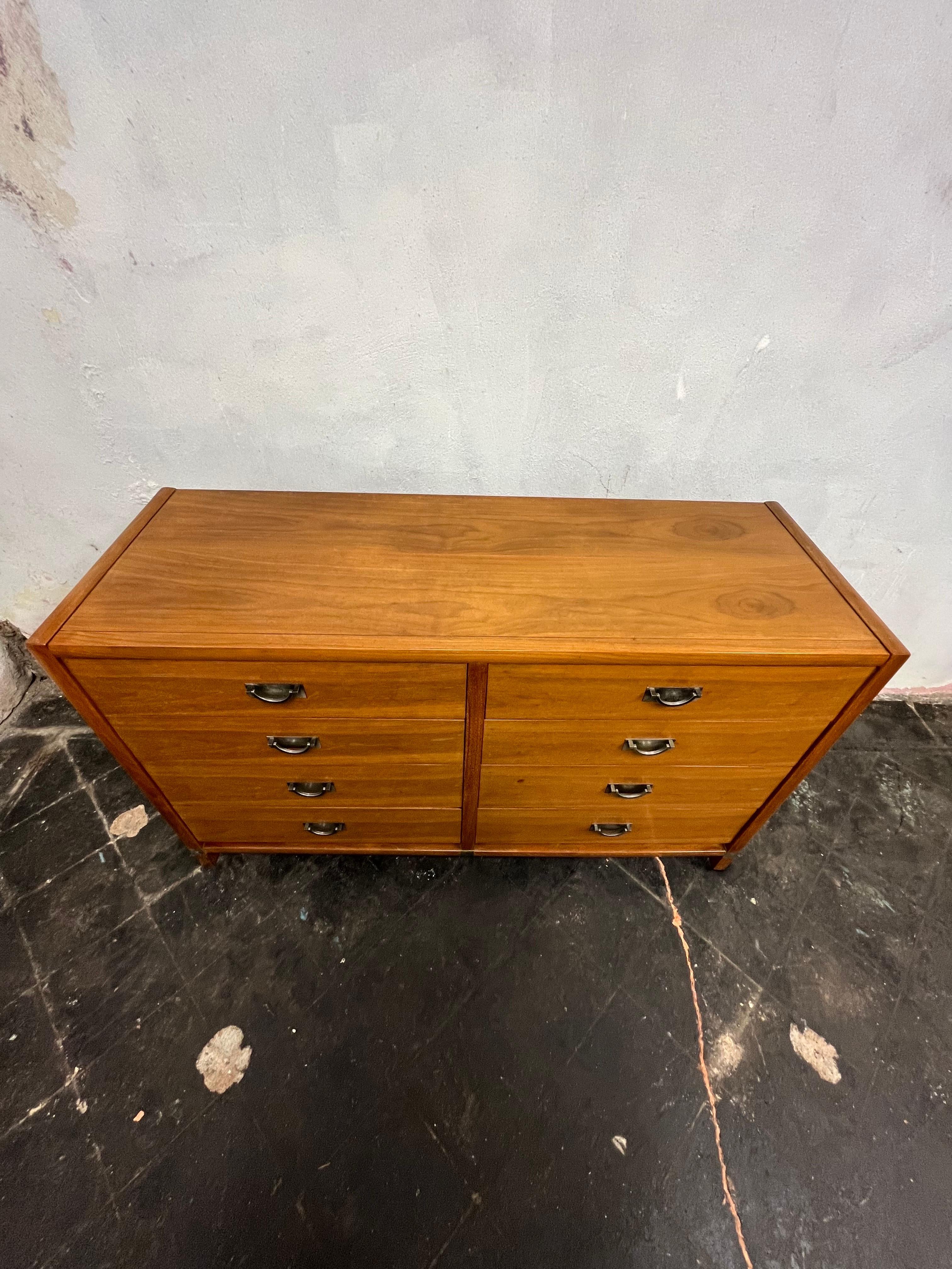 Legno Metà secolo  Comò a 8 cassetti Tung-Si in vendita