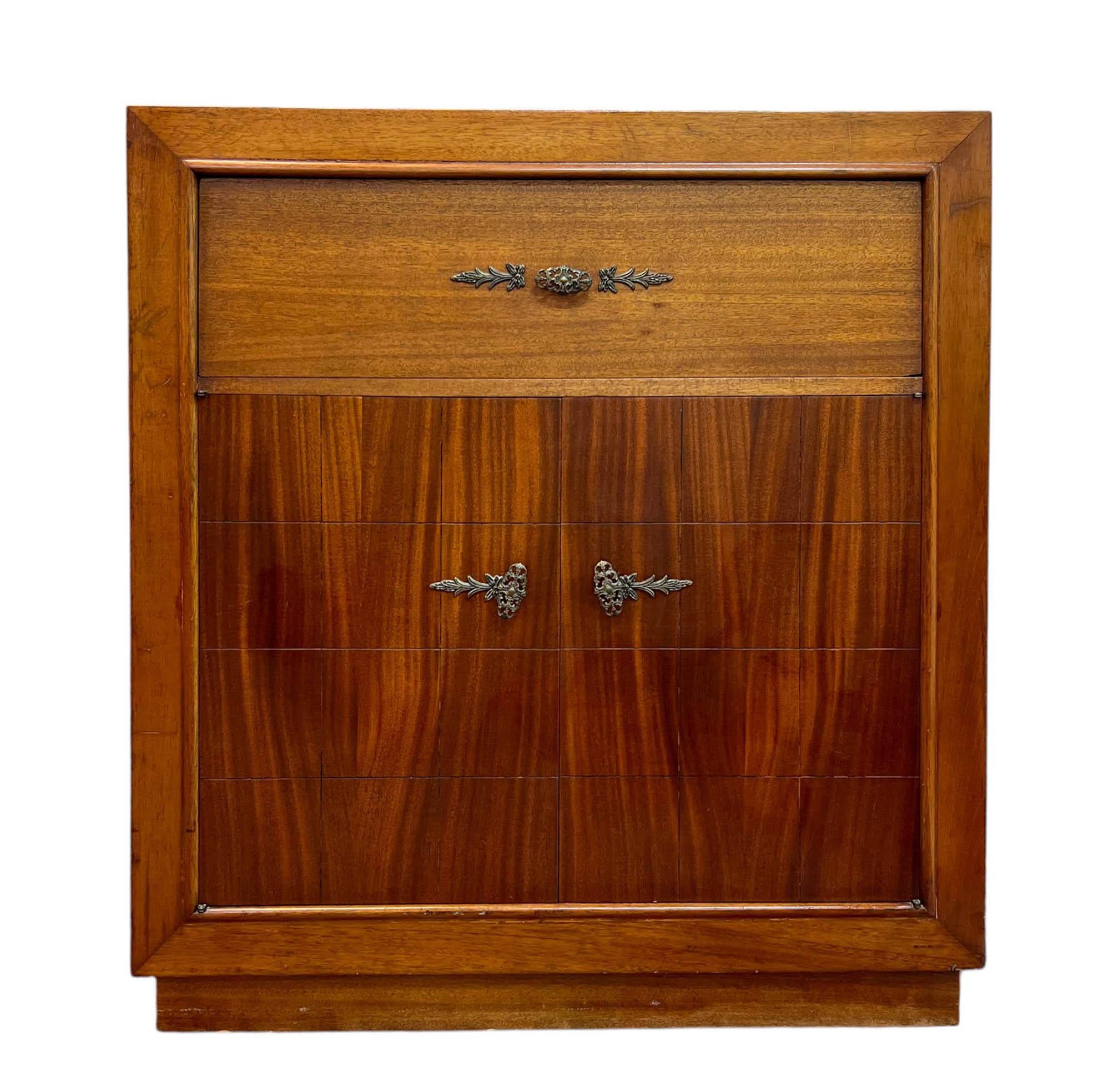Découvrez le mélange parfait de style et de praticité avec ce bureau caché Mid Century. Le bureau est recouvert d'un placage d'acajou qui capture magnifiquement l'essence de l'époque.  Le panneau à façade rabattable révèle un espace de travail
