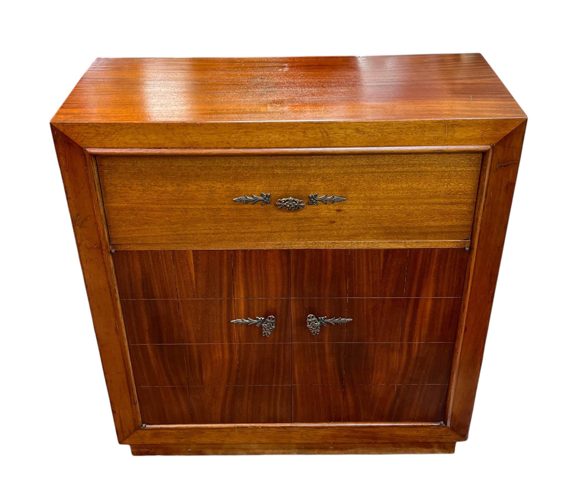 Mid-Century Modern Bureau caché du milieu du siècle en vente