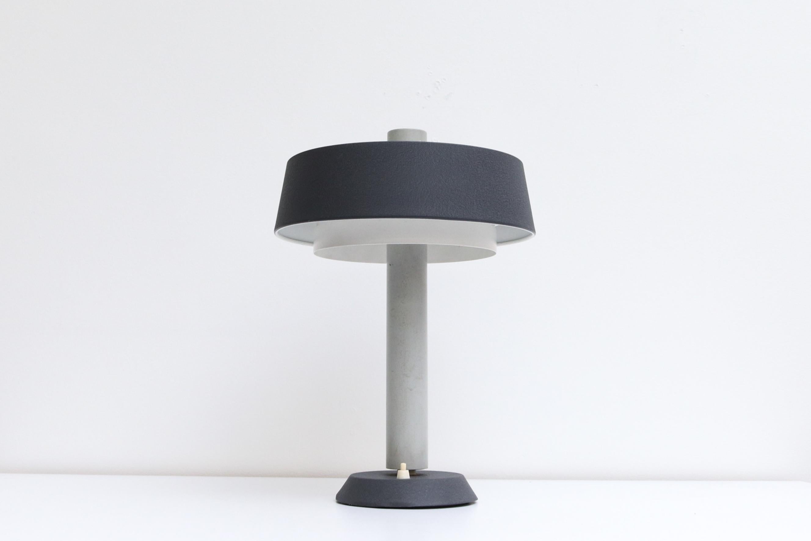 Lampe de table Hiemstra Evolux du milieu du siècle,  conçu dans les années 1960 par Niek Hiemstra. En état original. L'usure est conforme à son âge et à son utilisation. D'autres lampes similaires sont disponibles. Listés séparément.