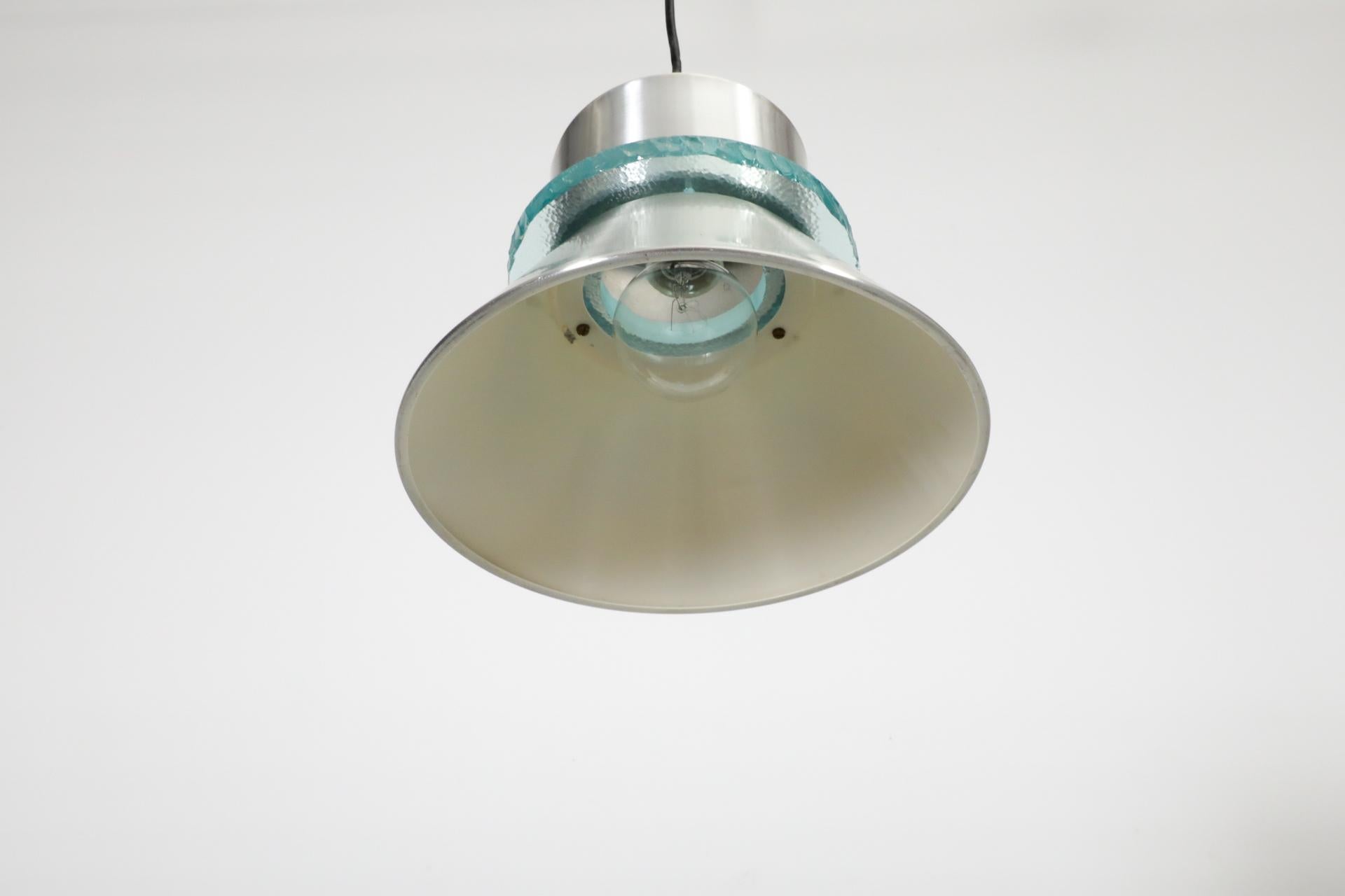 Hiemstra-Hängelampe aus der Mitte des Jahrhunderts mit dickem Glasring und gesponnenem Aluminiumschirm im Angebot 4