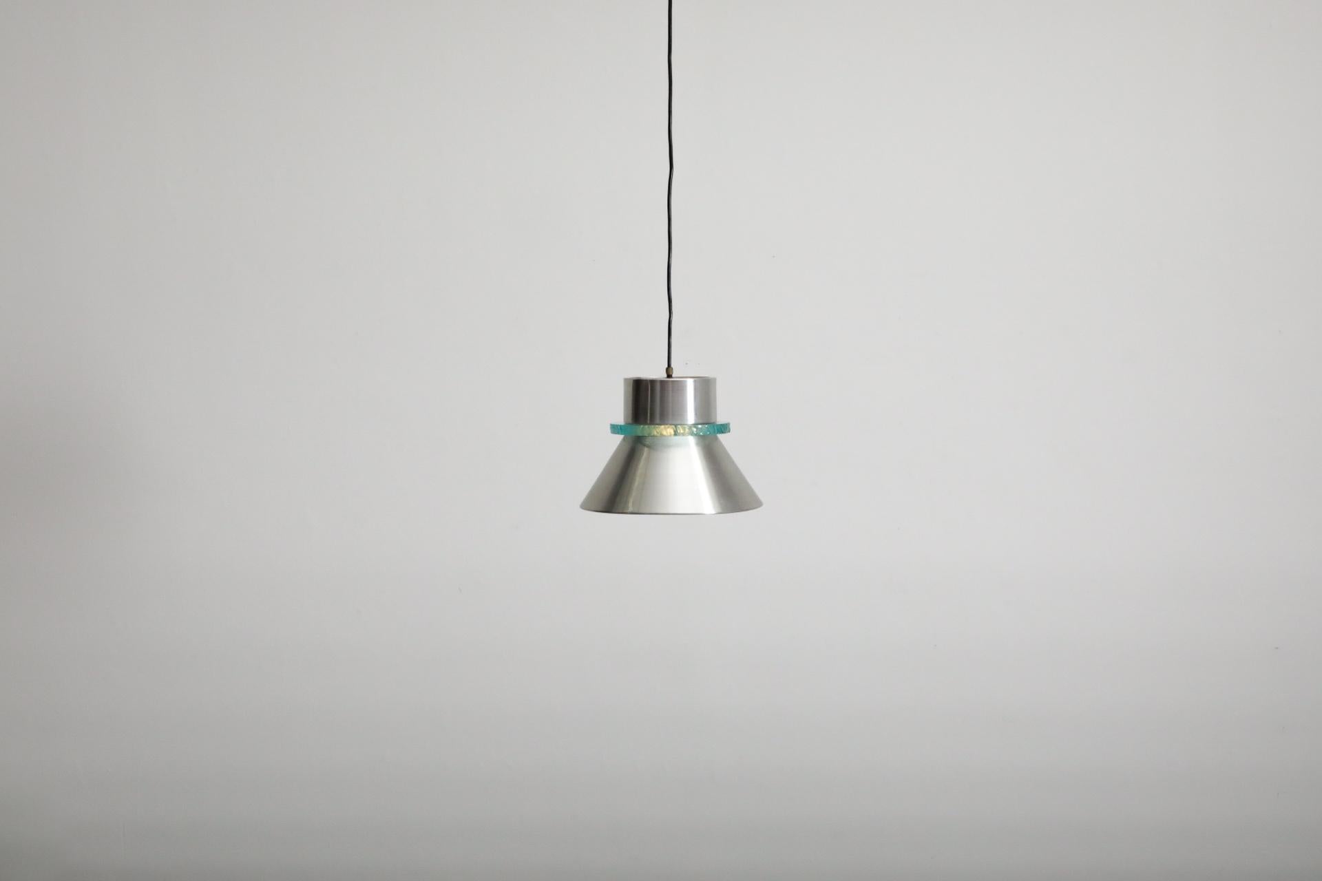 Hiemstra-Hängelampe aus der Mitte des Jahrhunderts mit dickem Glasring und gesponnenem Aluminiumschirm (Moderne der Mitte des Jahrhunderts) im Angebot