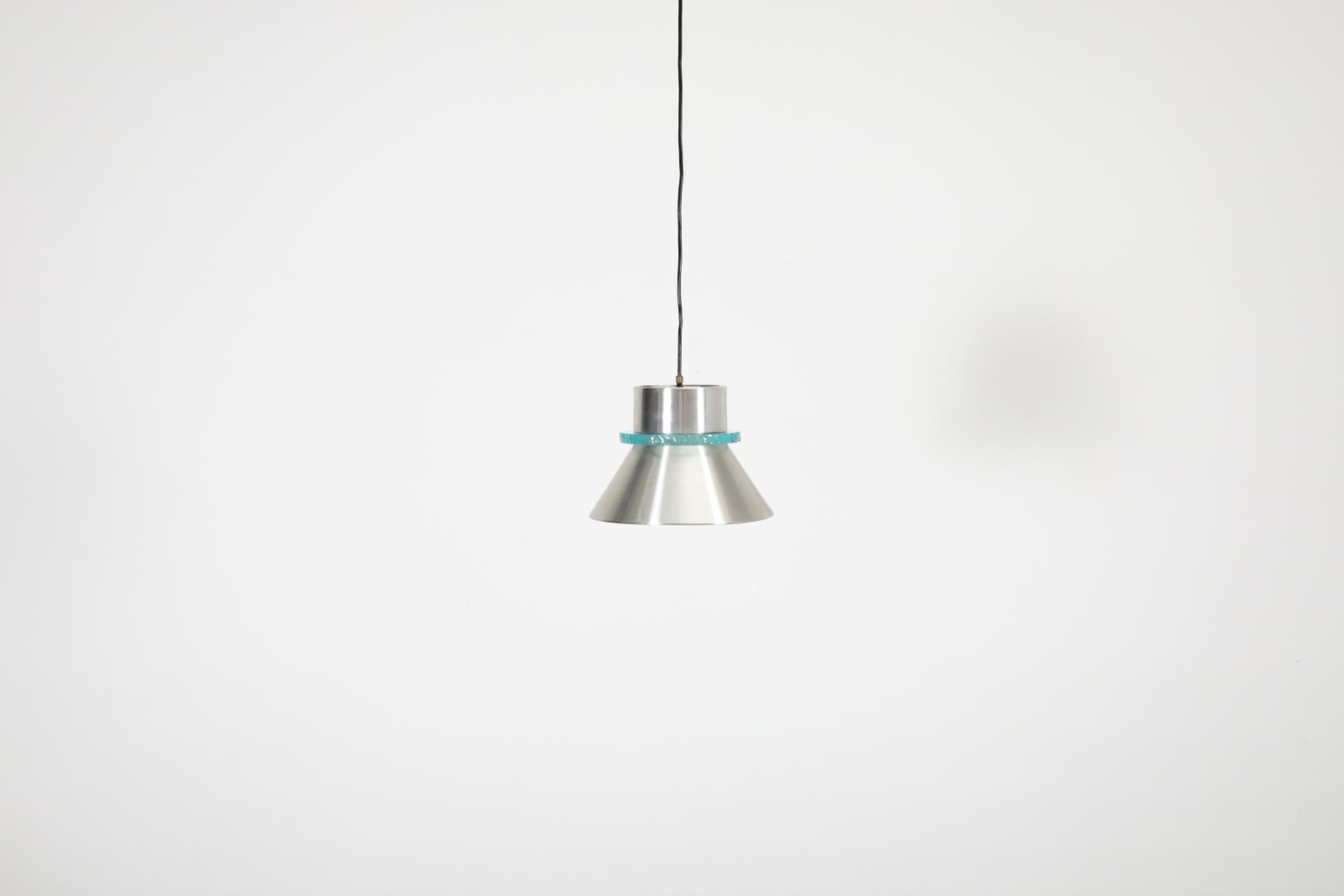 Hiemstra-Hängelampe aus der Mitte des Jahrhunderts mit dickem Glasring und gesponnenem Aluminiumschirm (Niederländisch) im Angebot