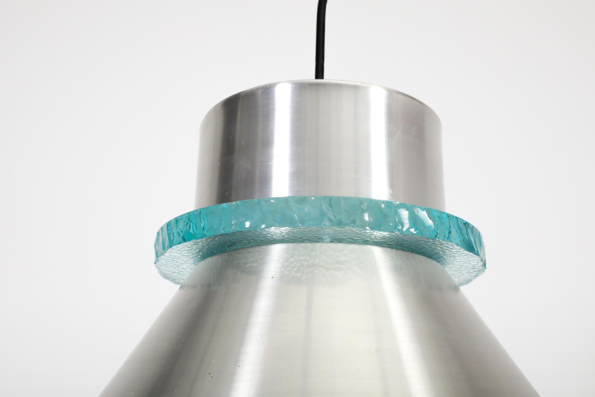 Hiemstra-Hängelampe aus der Mitte des Jahrhunderts mit dickem Glasring und gesponnenem Aluminiumschirm im Angebot 3
