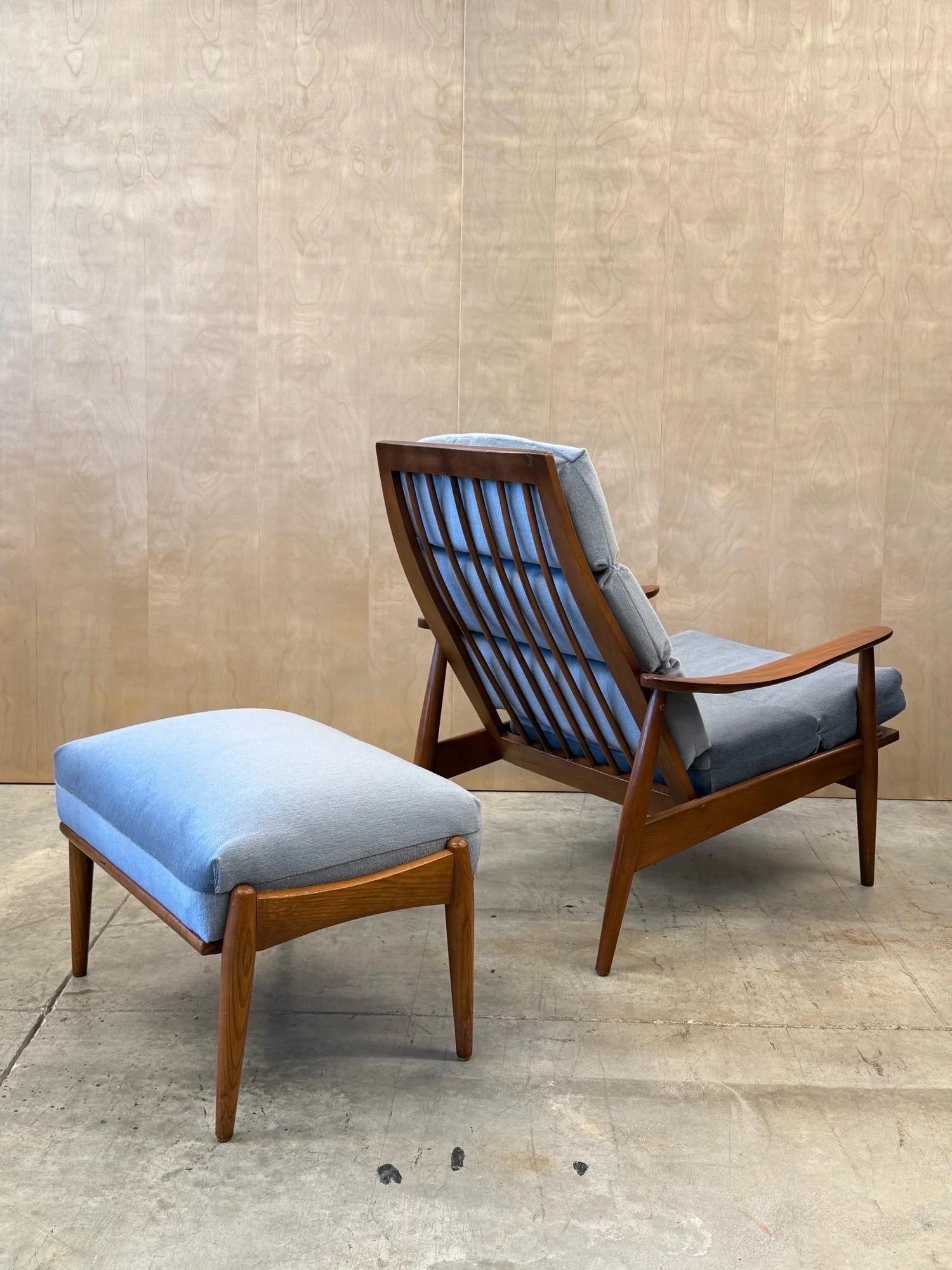 Fauteuil à haut dossier et ottoman du milieu du siècle fabriqués par Heywood Wakefield. Cette paire de poufs et de chaises est la réponse américaine à l'influence danoise. Style similaire à celui du fauteuil FD 164 d'Arne Vodder. 

Design/One à haut