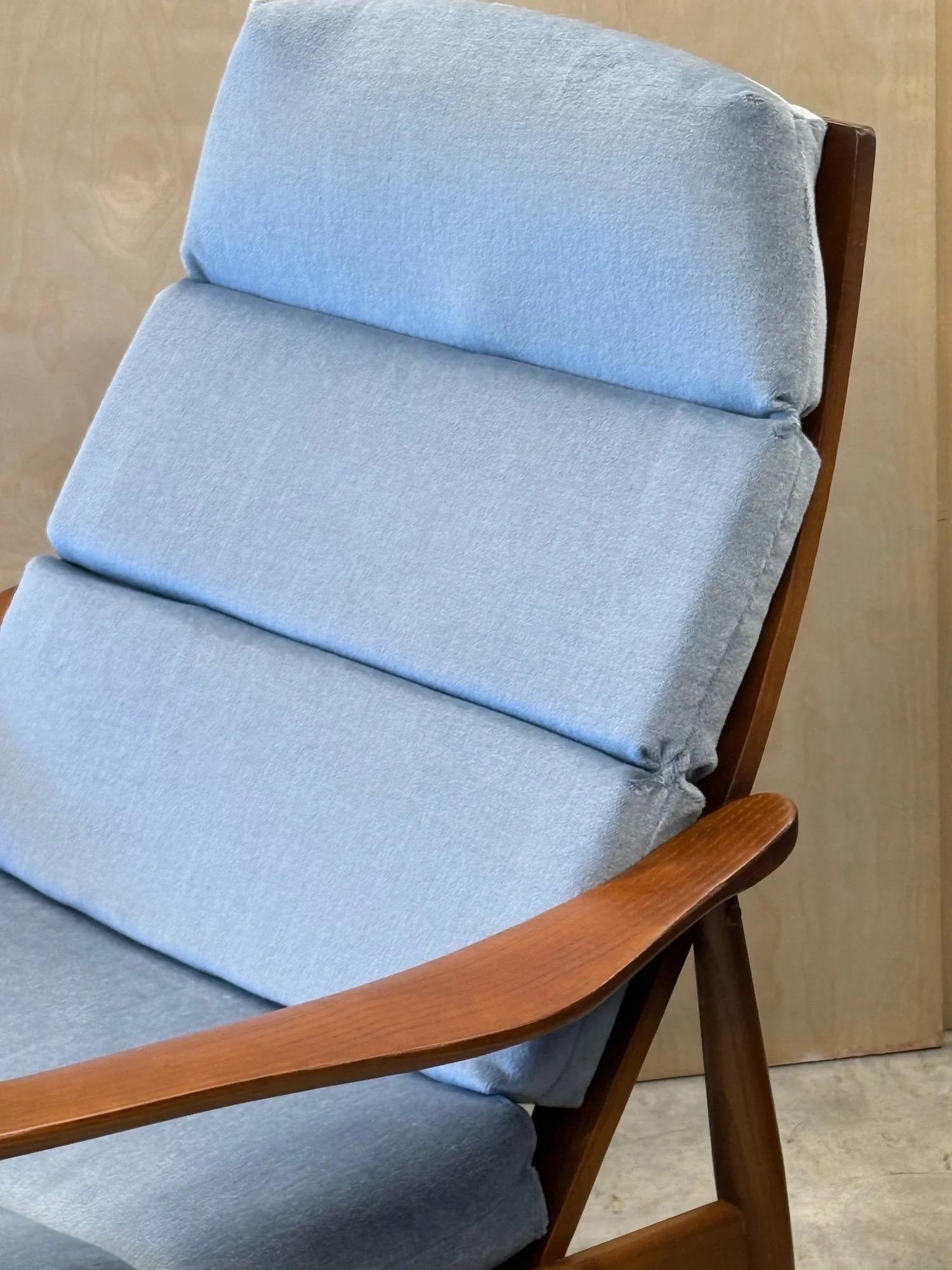 Mid-Century Modern Fauteuil à dossier haut et ottoman du milieu du siècle par Heywood Wakefield en vente