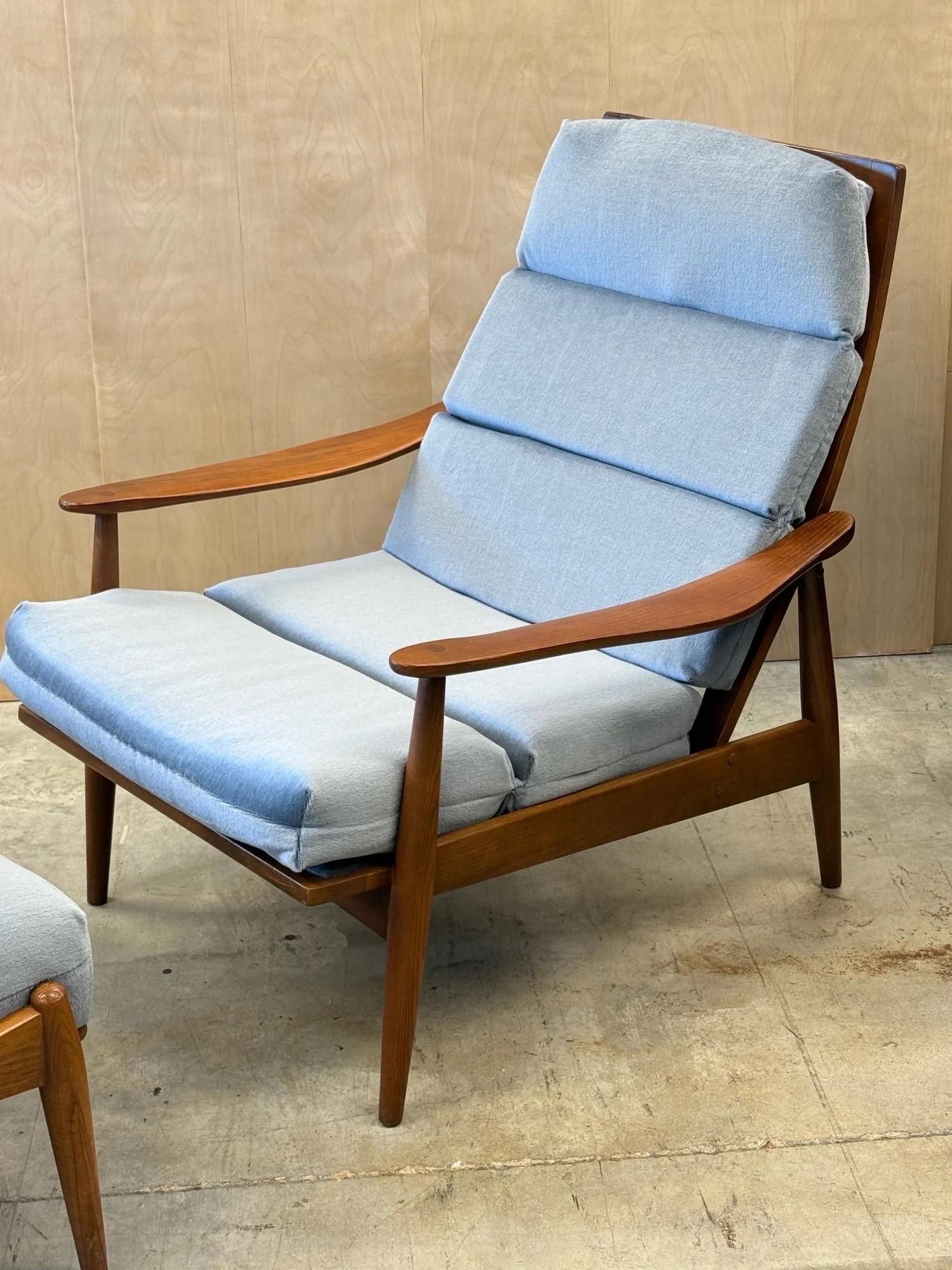 Américain Fauteuil à dossier haut et ottoman du milieu du siècle par Heywood Wakefield en vente