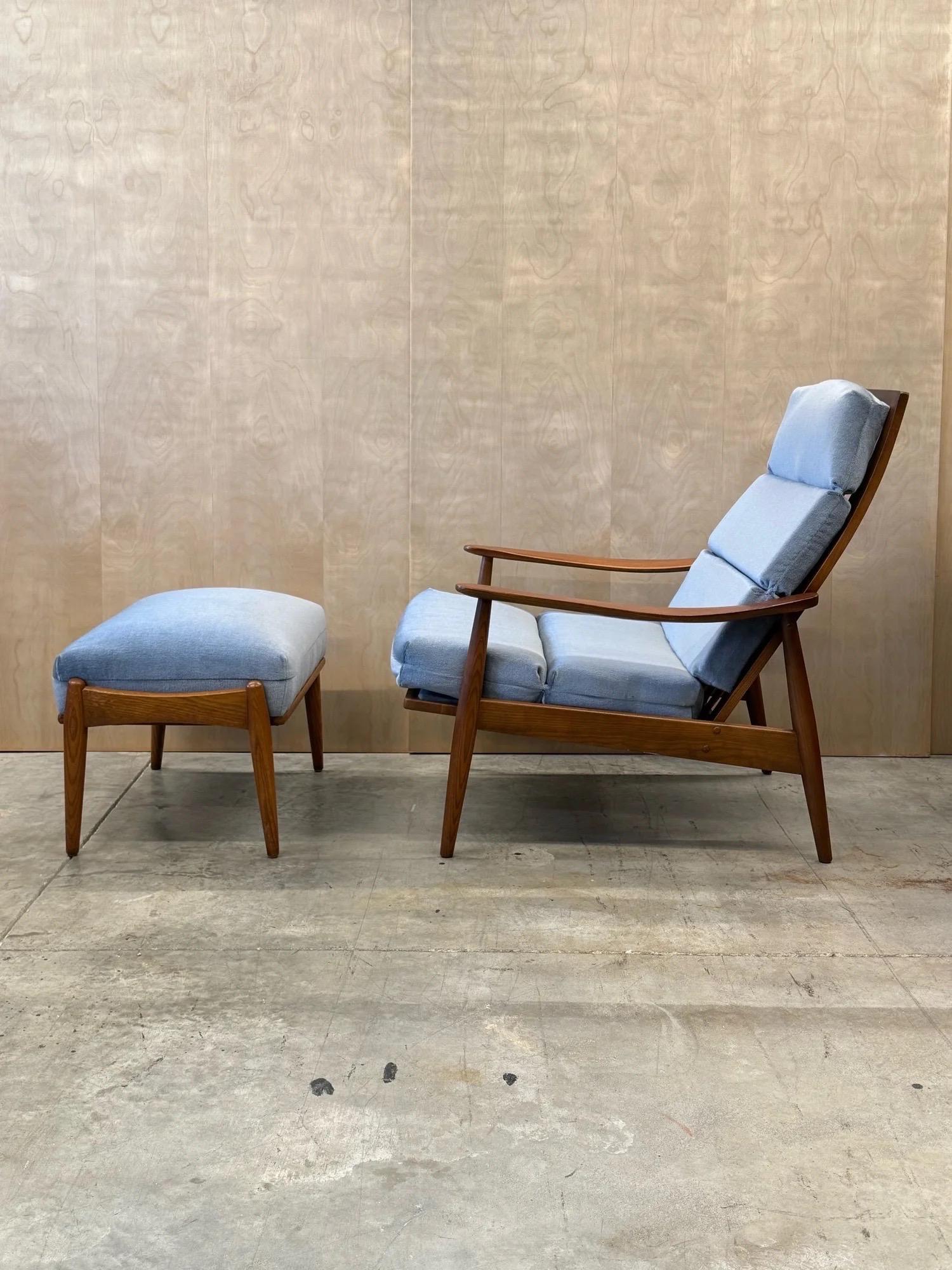 Fin du 20e siècle Fauteuil à dossier haut et ottoman du milieu du siècle par Heywood Wakefield en vente